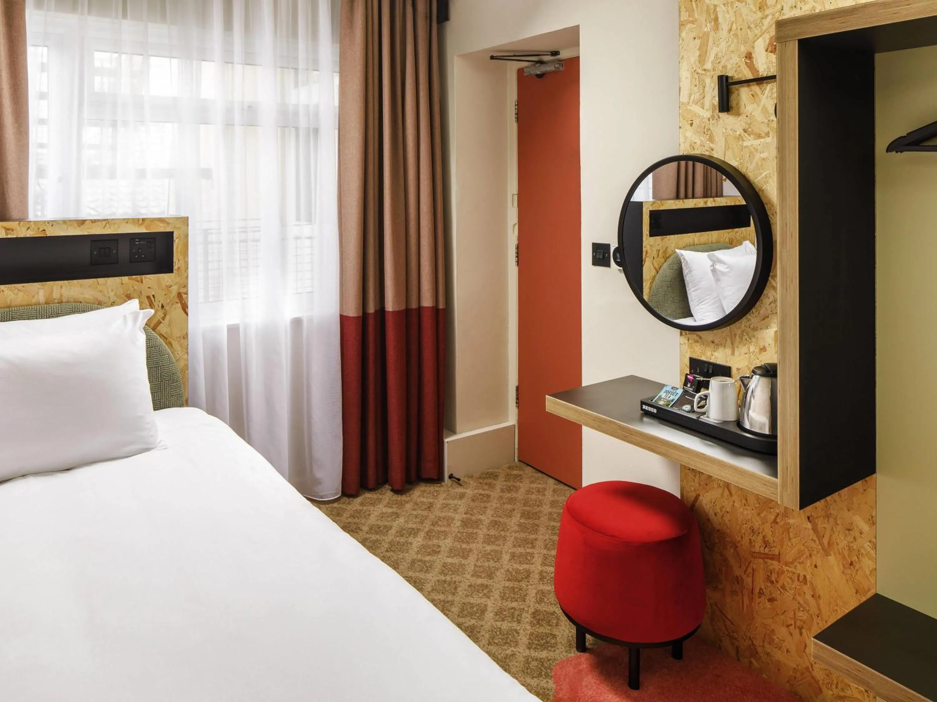 Bedroom, Bed in ibis Styles Bournemouth