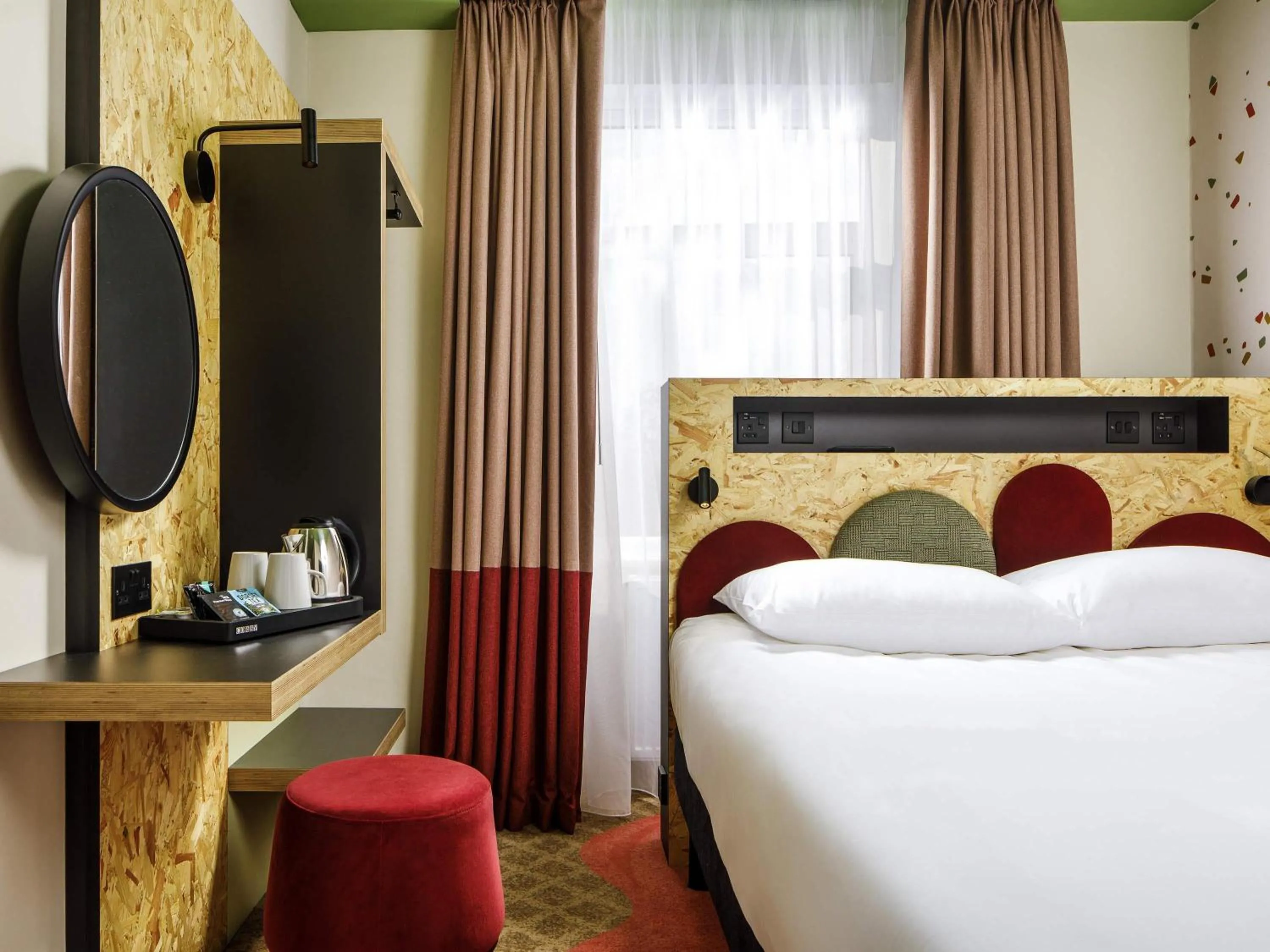 Bedroom, Bed in ibis Styles Bournemouth