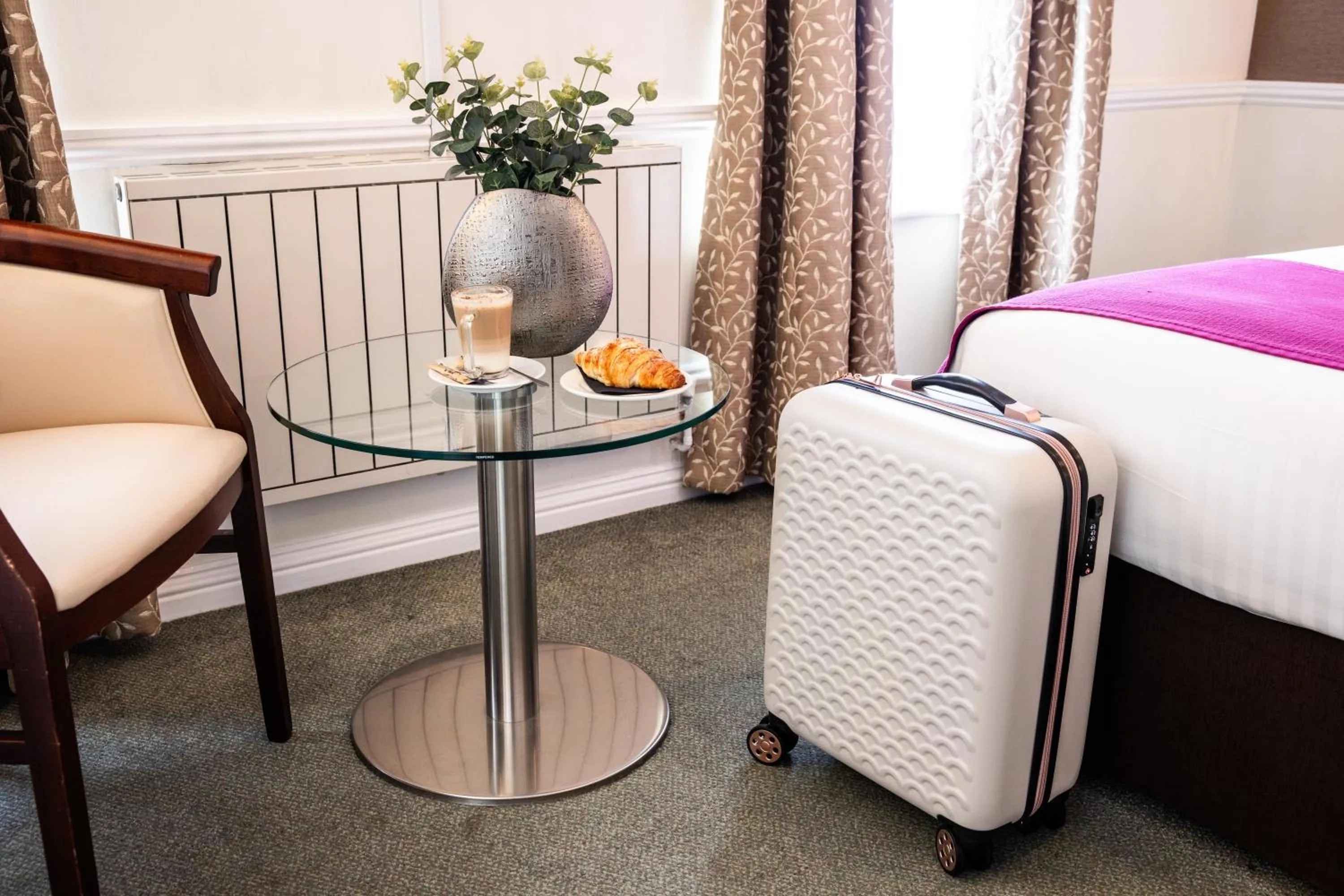 Seating area, Bed in Best Western Royal Hotel