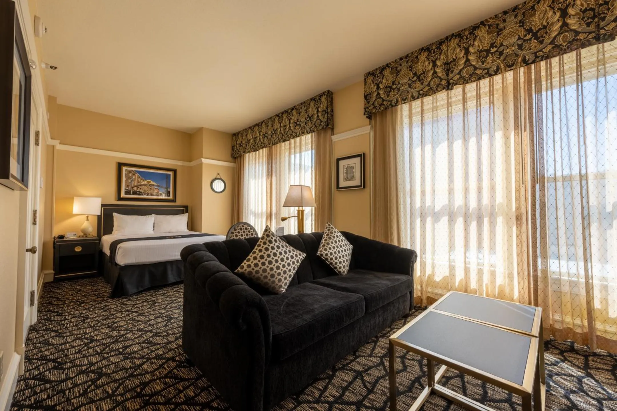 Living room, Bed in Gaslamp Plaza Suites