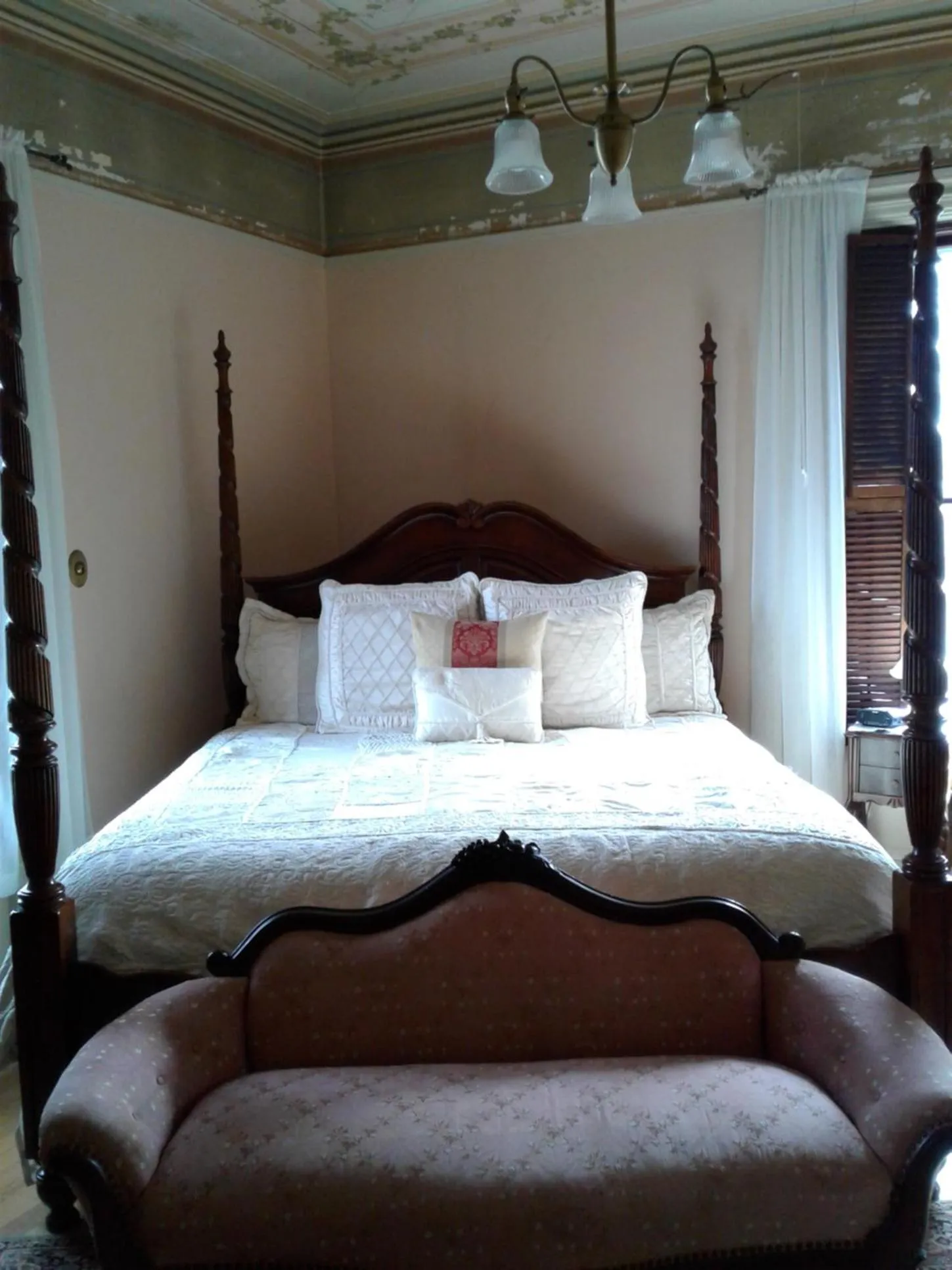 Bed in Proctor Mansion Inn