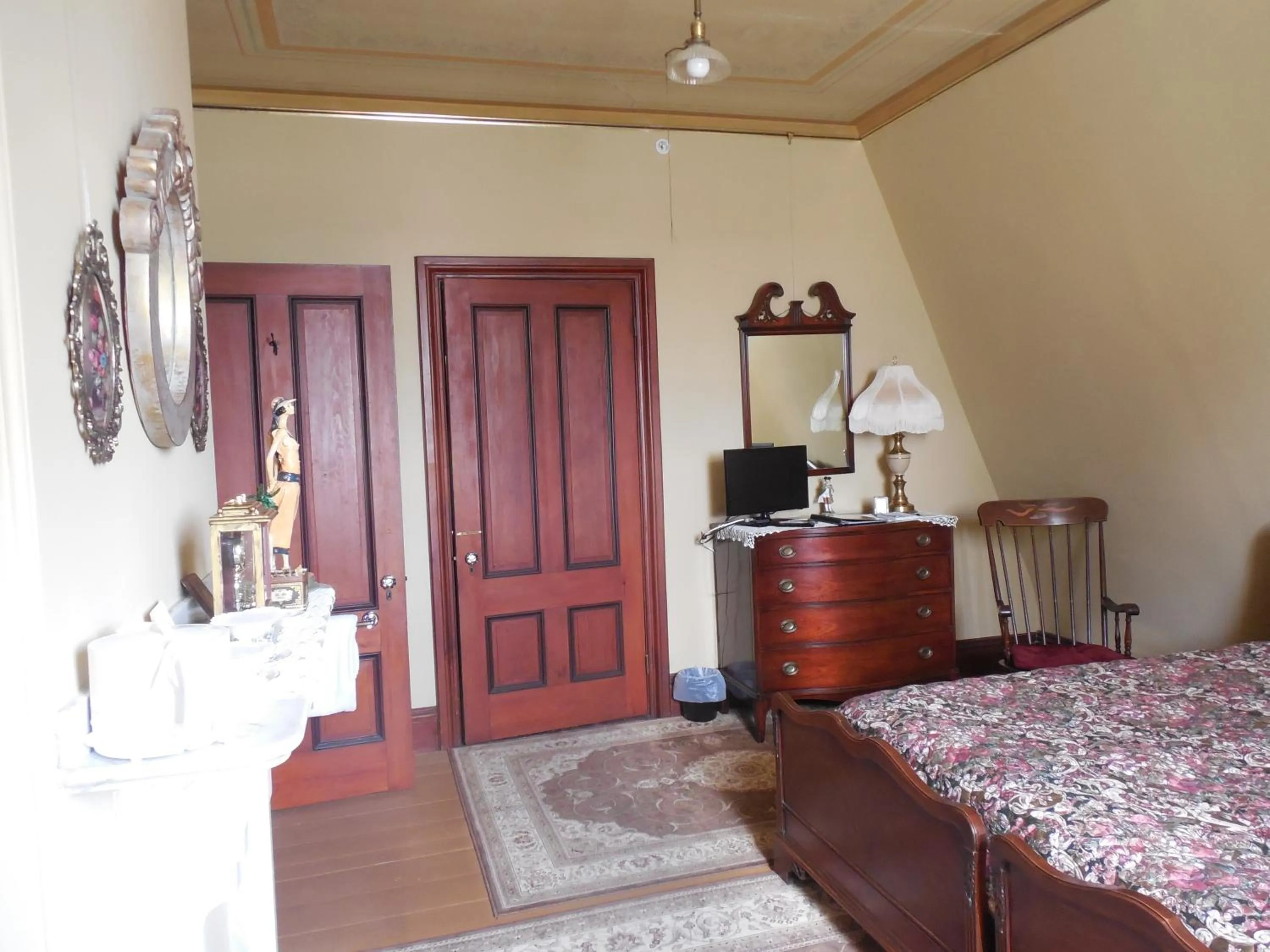 Bed in Proctor Mansion Inn