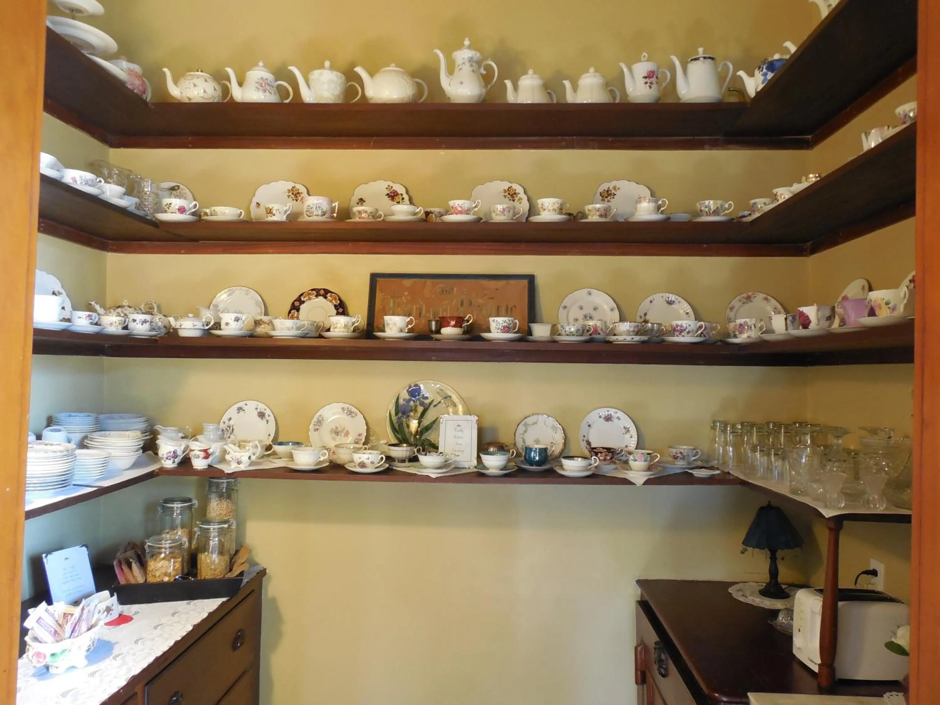 Coffee/tea facilities in Proctor Mansion Inn