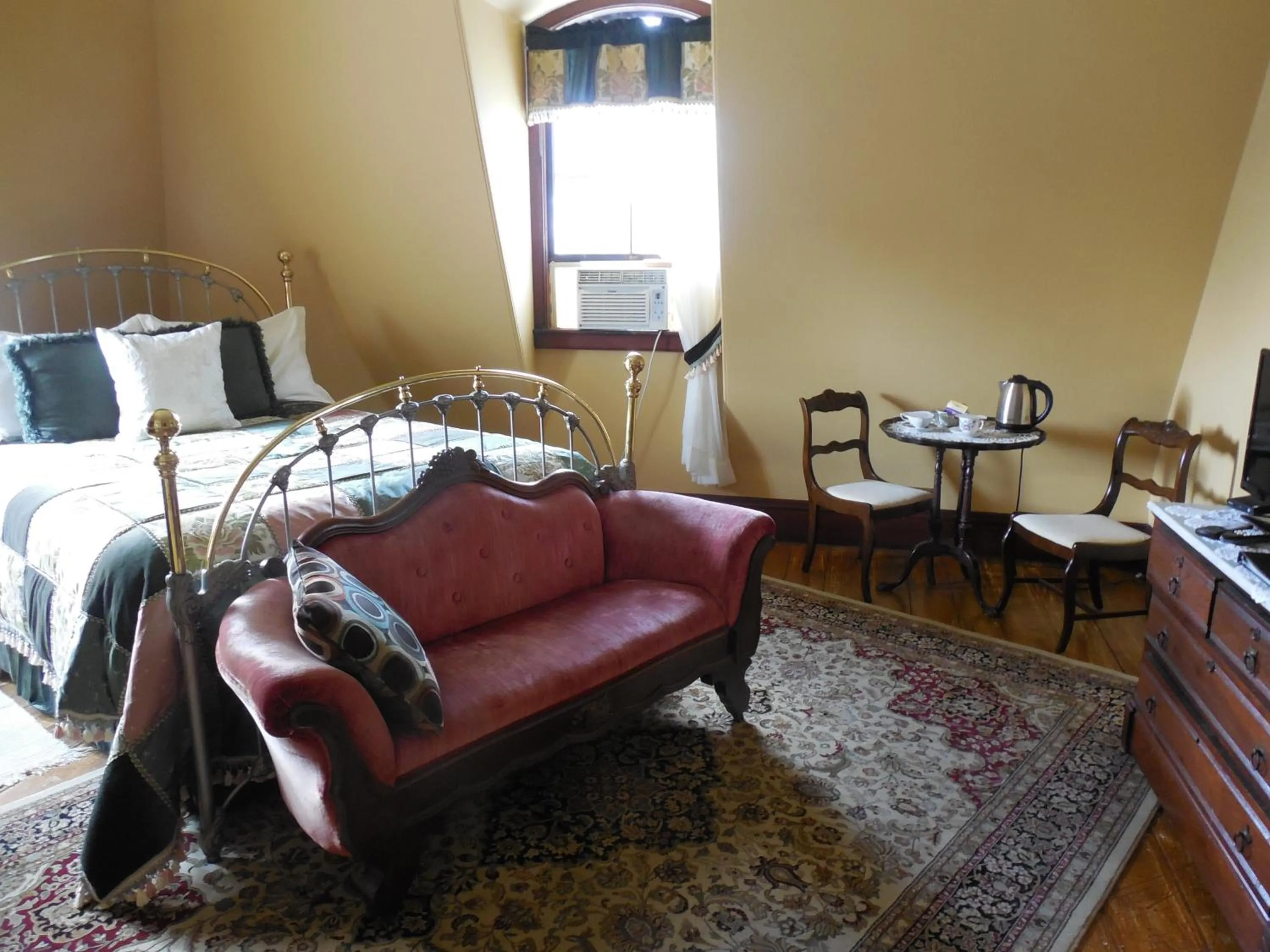 Decorative detail, Bed in Proctor Mansion Inn