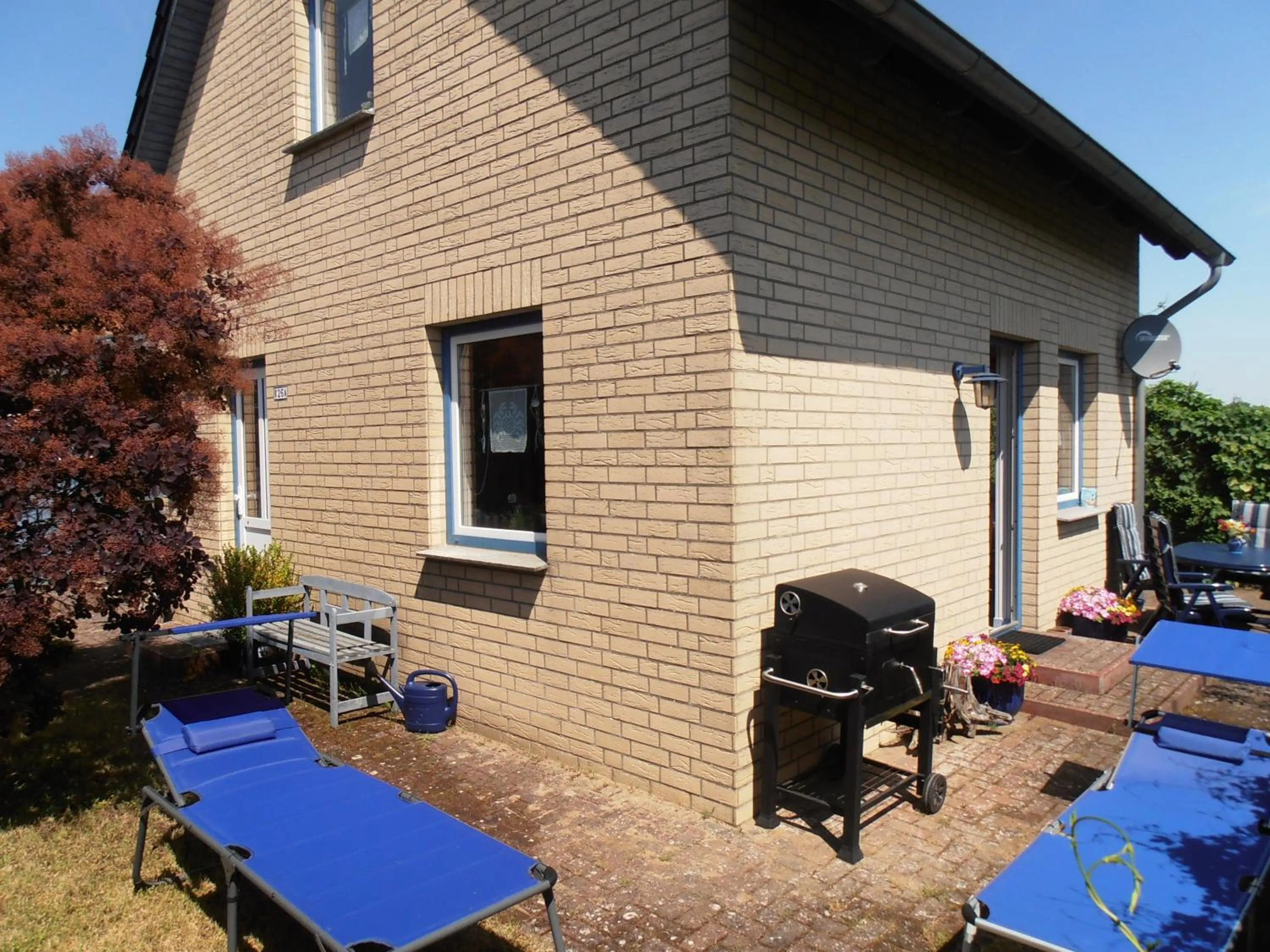 Großes, einzeln stehendes Ferienhaus "Undine", ruhige Lage, Terrasse, Parkplatz, Fahrradhäuschen abschließbar, Nähe zur Altstadt und 600 m zum Müritz - Strand