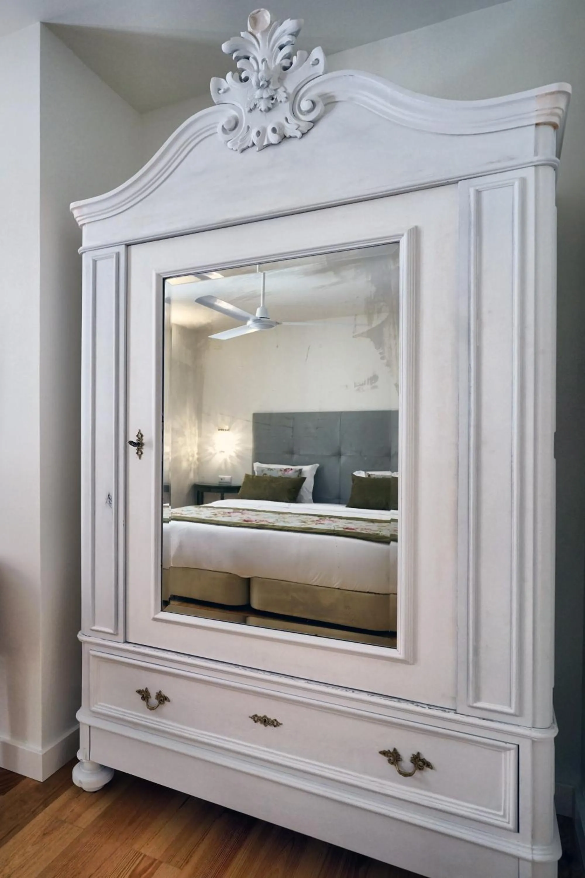 Property building, Bed in Casas de São Bento