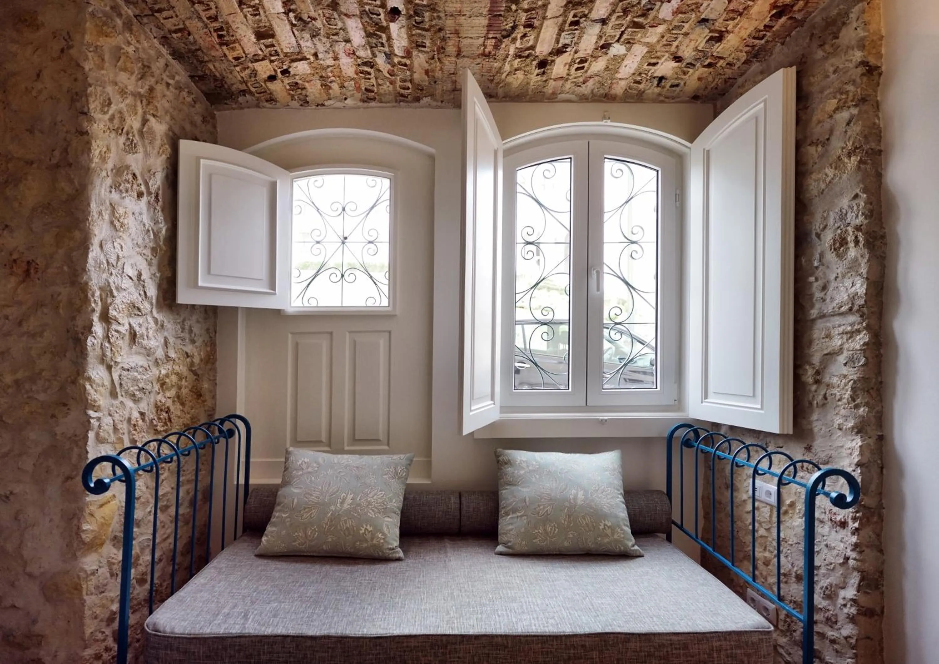 Living room, Bed in Casas de São Bento