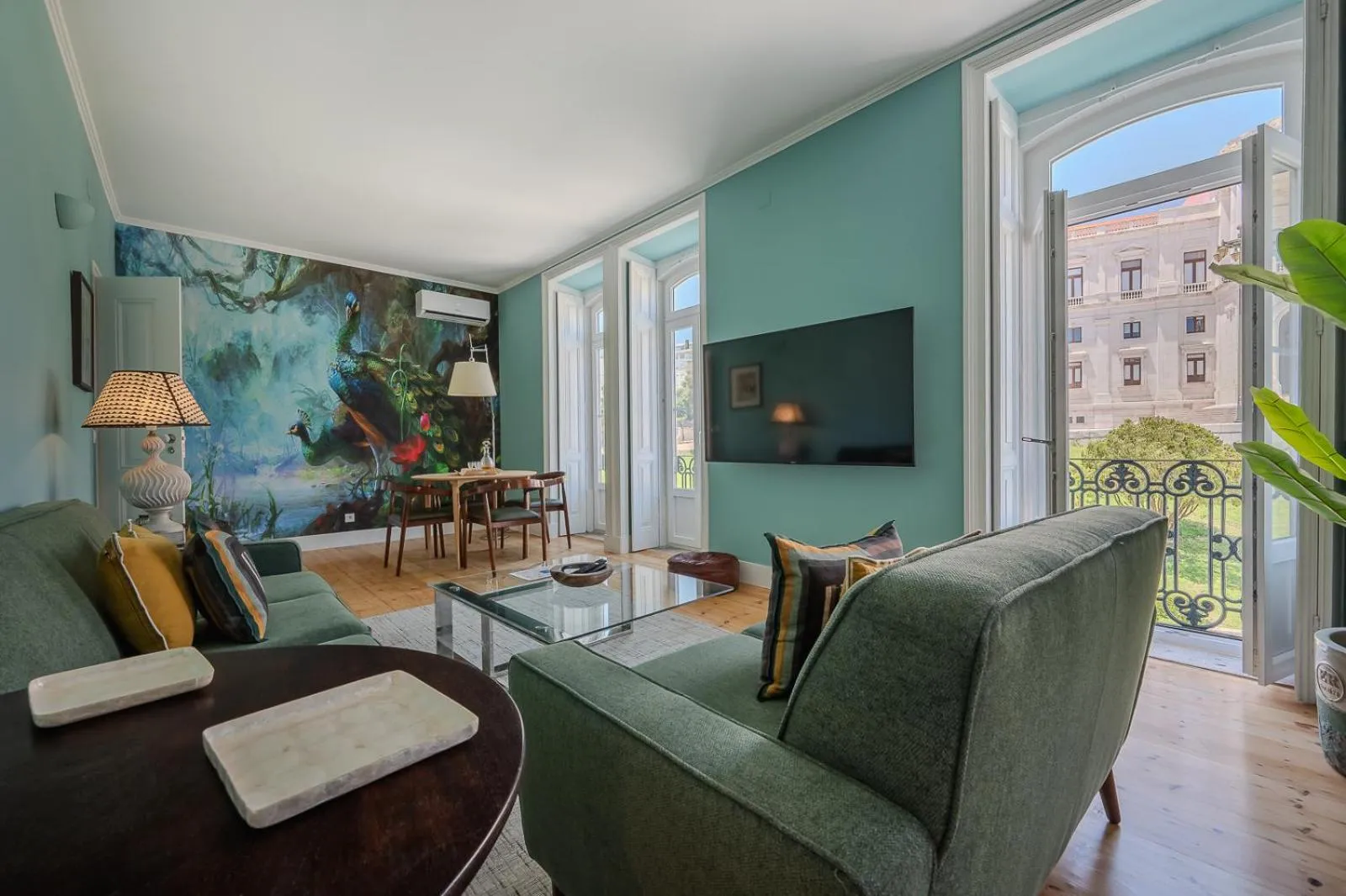 Communal lounge/ TV room in Casas de São Bento