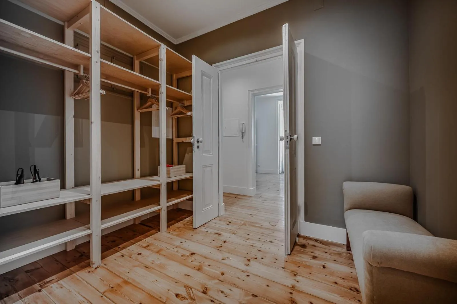 wardrobe, Bed in Casas de São Bento