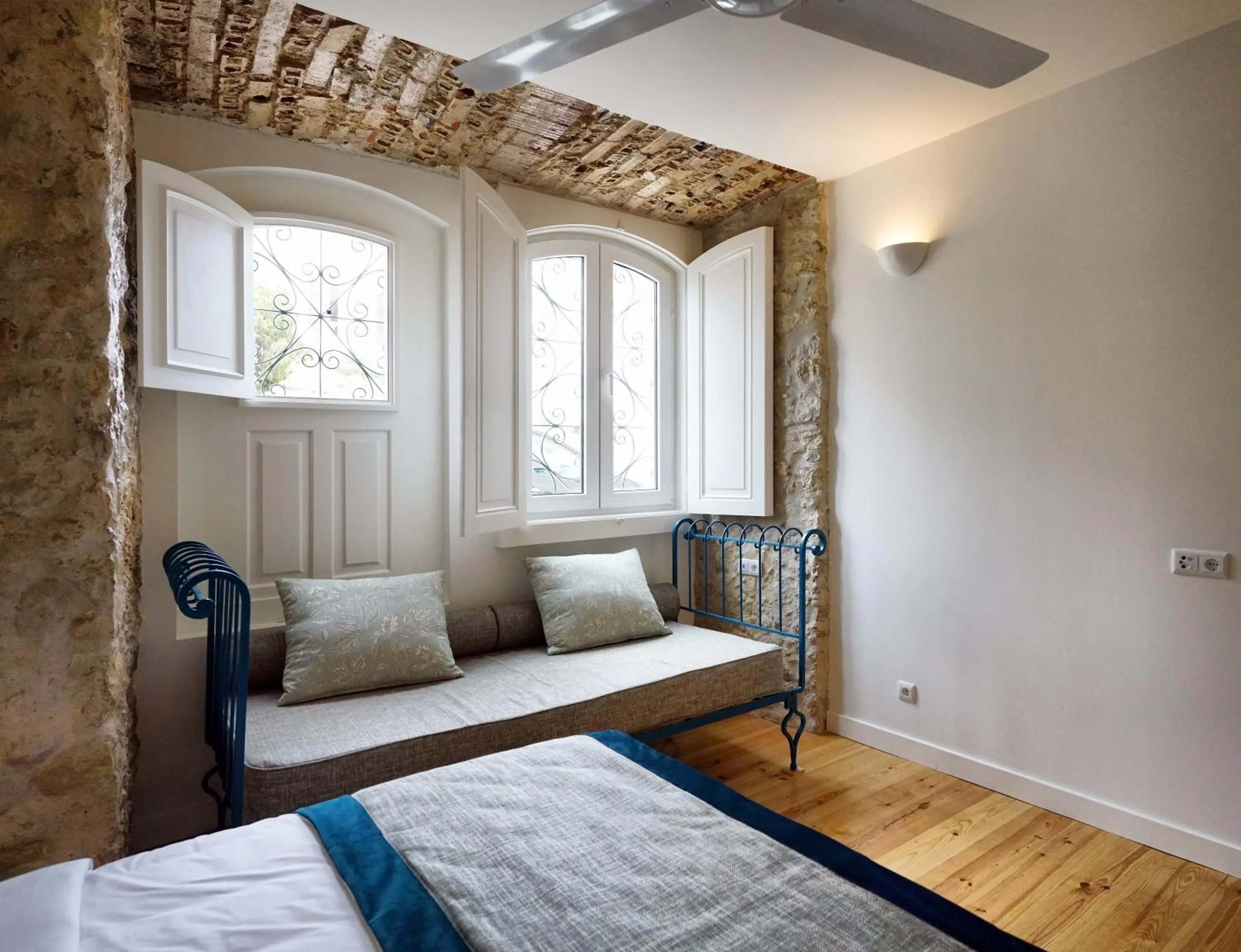 Living room, Bed in Casas de São Bento