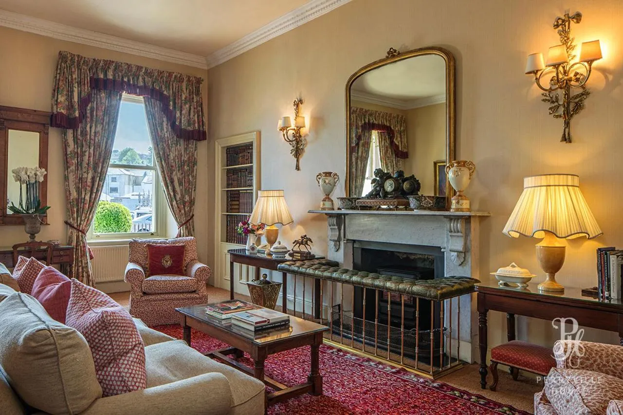 Living room in Perryville House