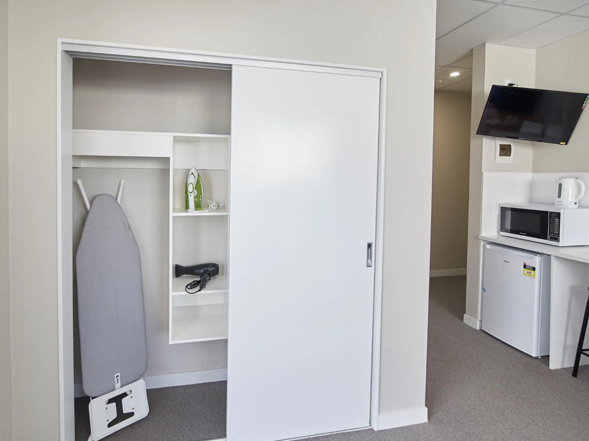 Decorative detail in Three Palms Lodge