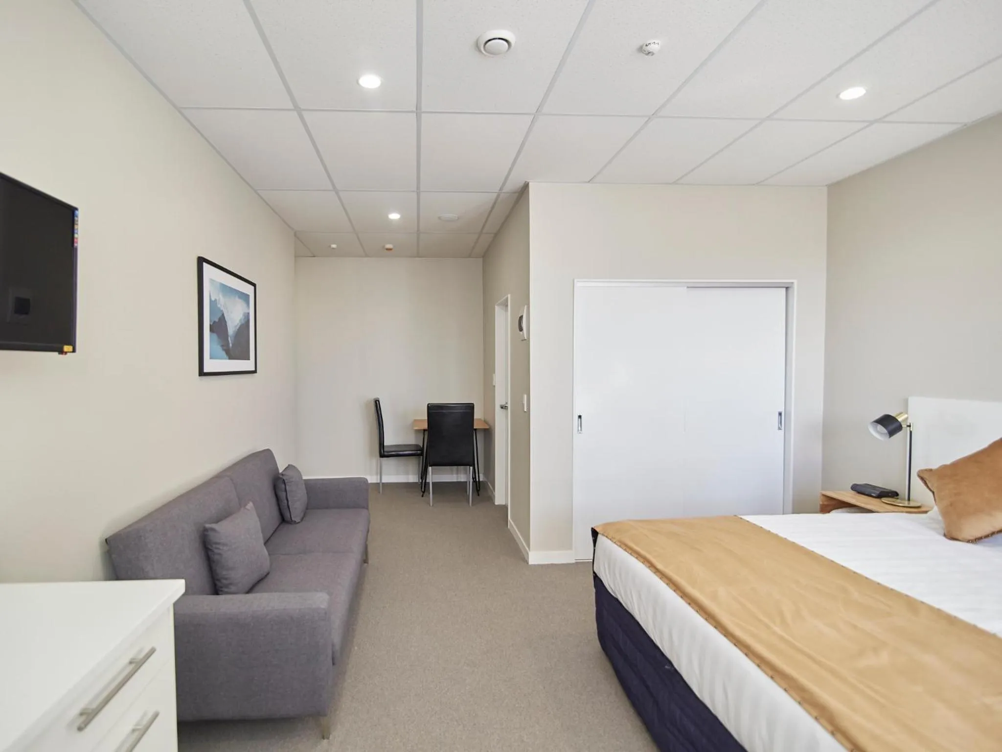 Seating area, Bed in Three Palms Lodge
