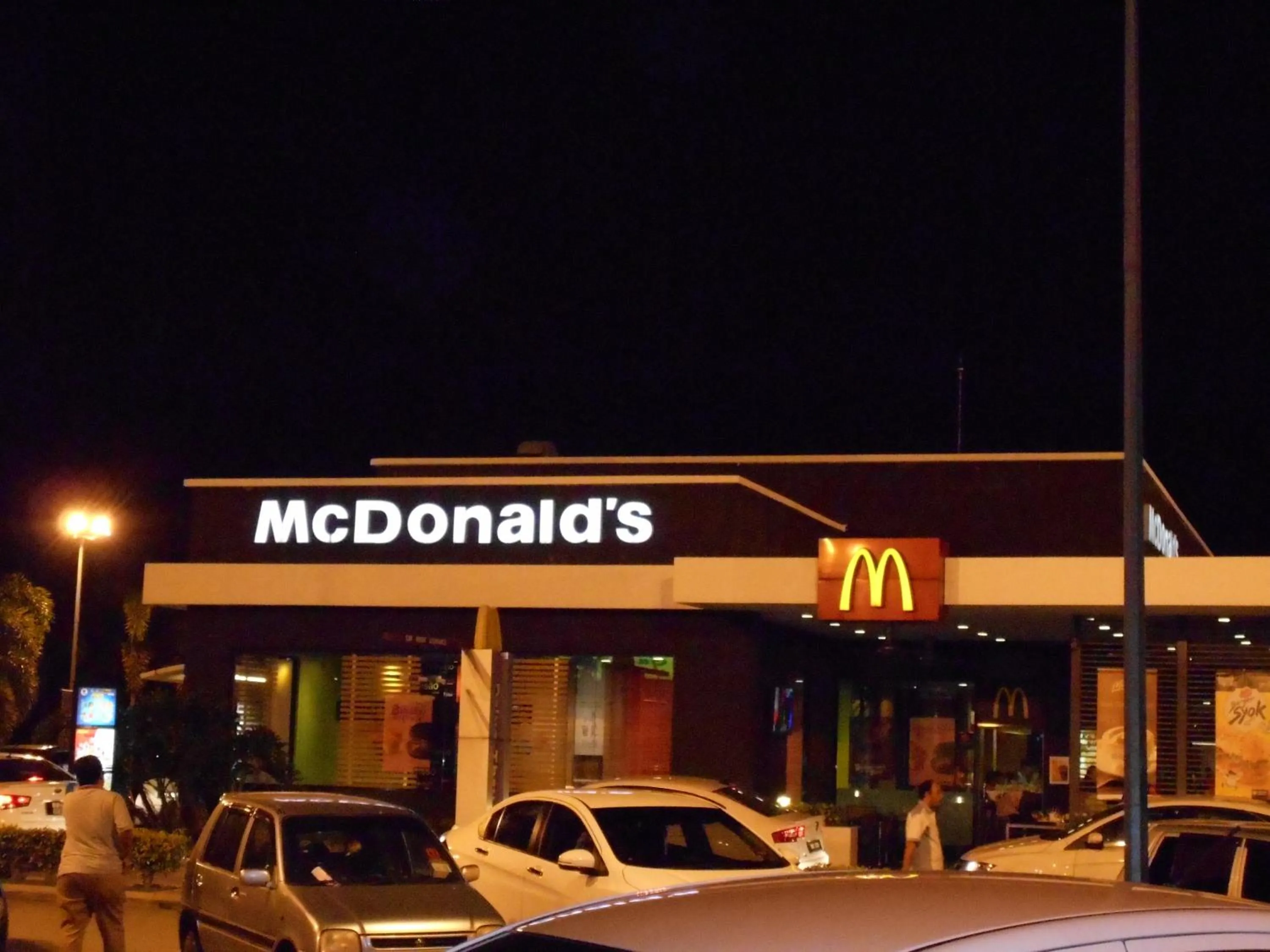 Restaurant/places to eat in PI Grand Hotel