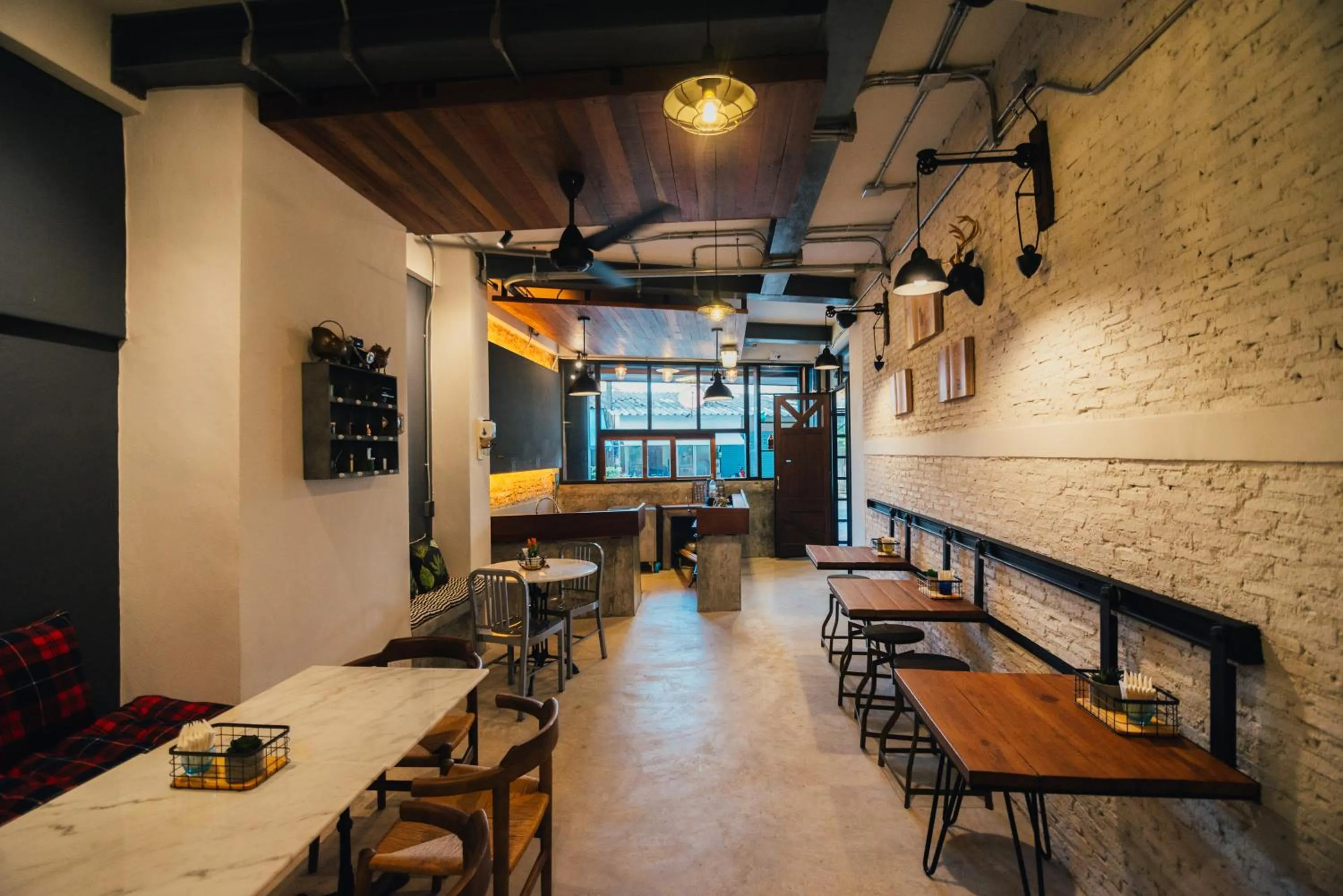 Restaurant/places to eat in Chernchan Hostel