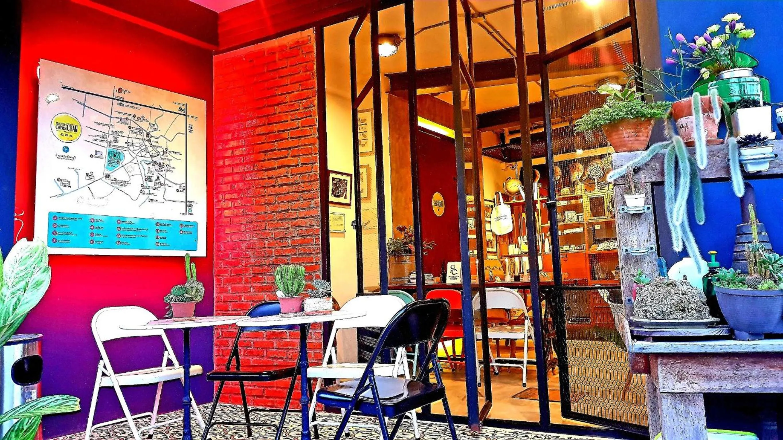 Facade/entrance in Chernchan Hostel