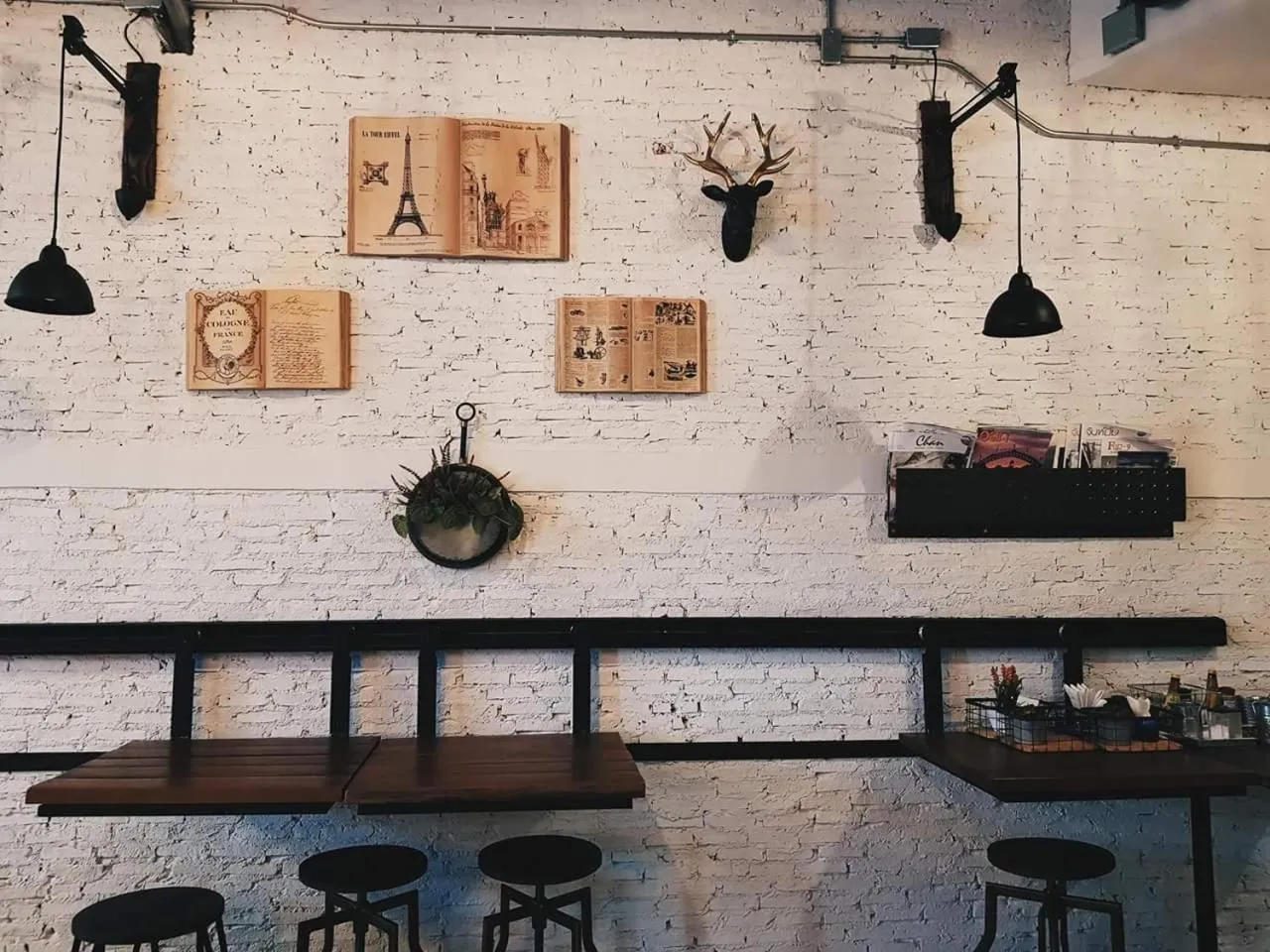 Restaurant/places to eat in Chernchan Hostel