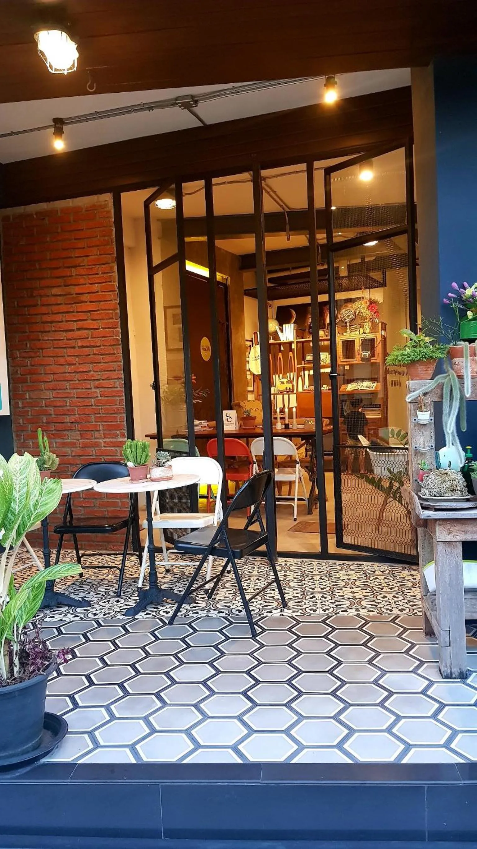 Patio in Chernchan Hostel