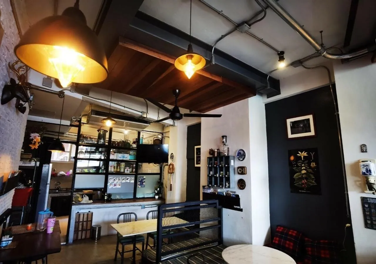 Restaurant/places to eat in Chernchan Hostel