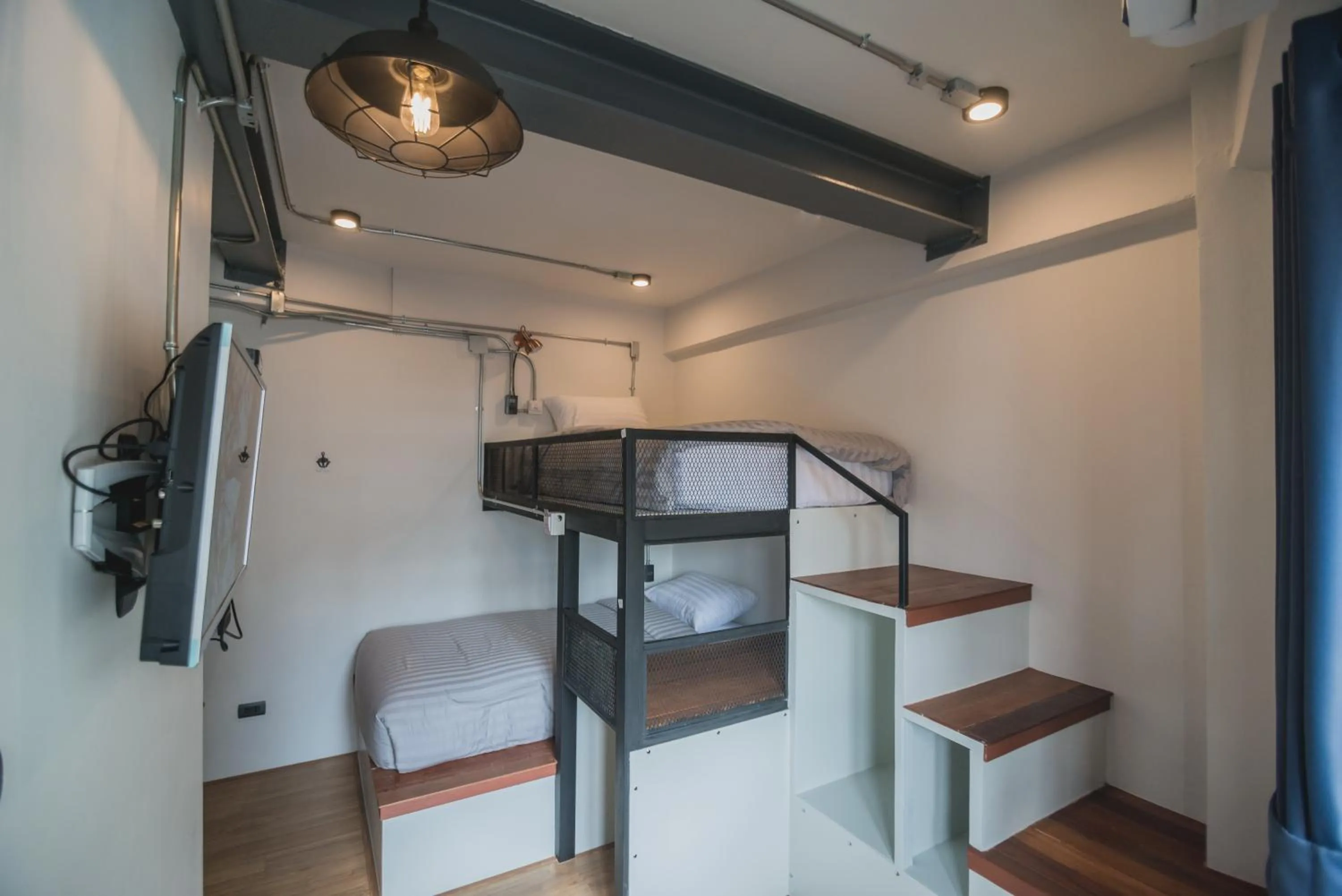 Photo of the whole room, Bed in Chernchan Hostel