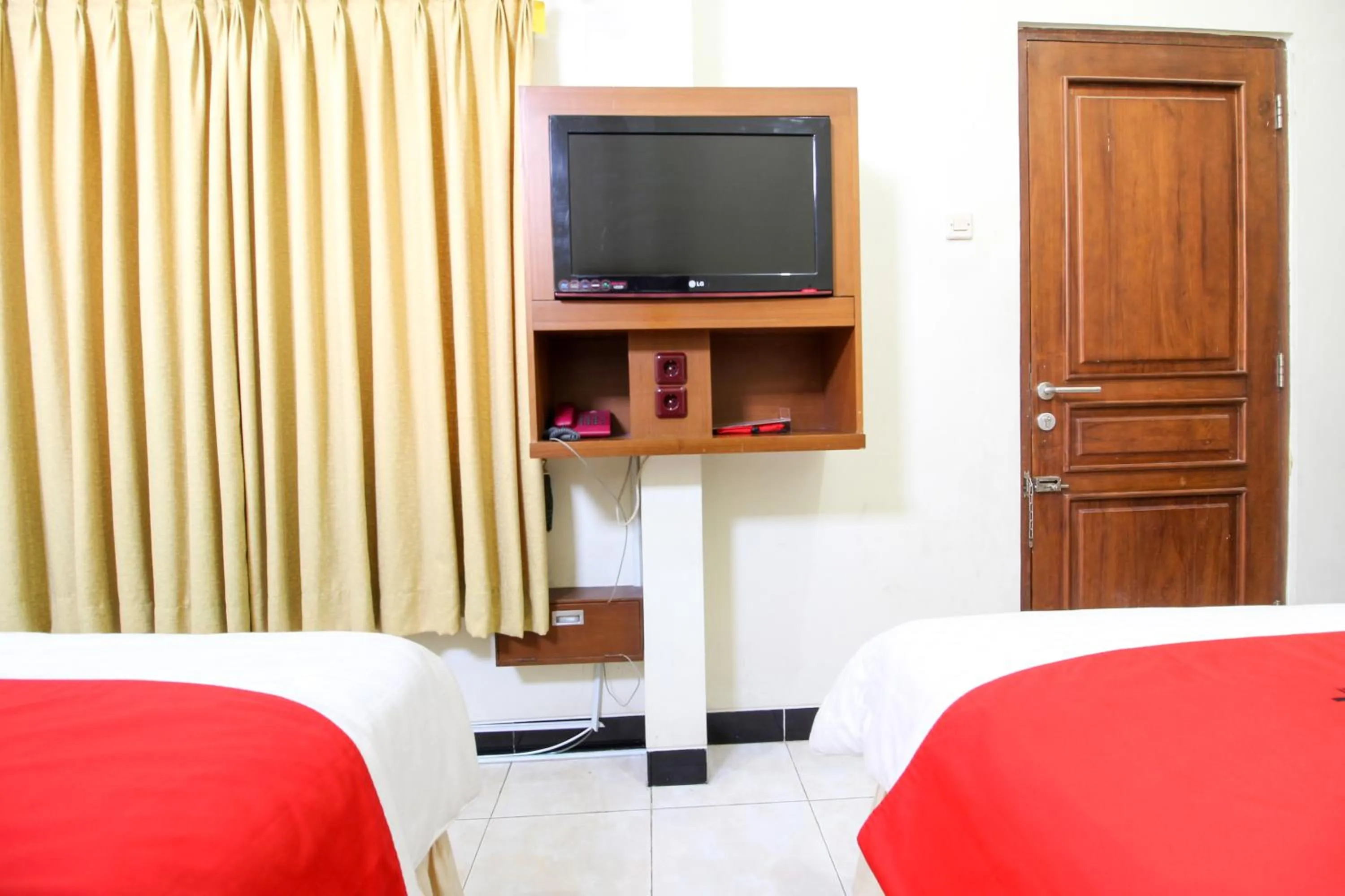 Bedroom, Bed in RedDoorz plus @ Tegal Panggung