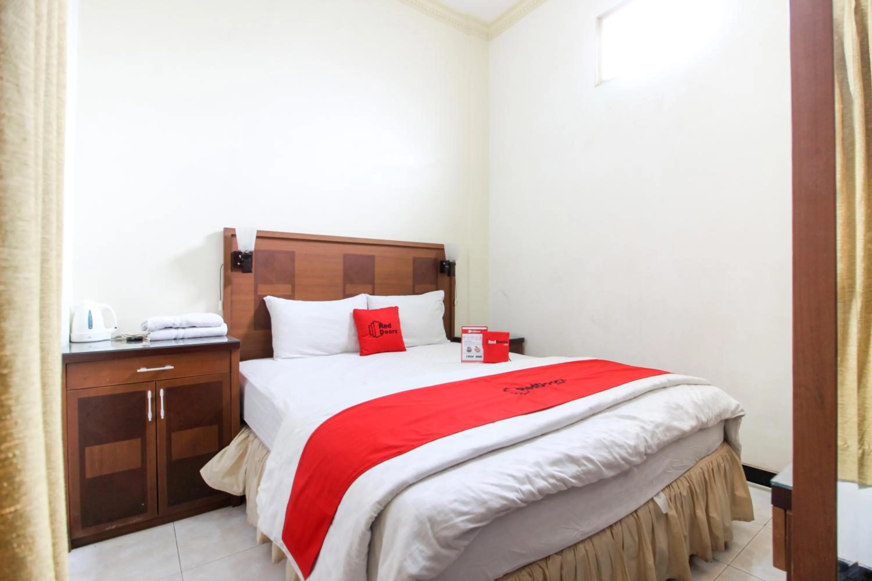 Bedroom, Bed in RedDoorz plus @ Tegal Panggung