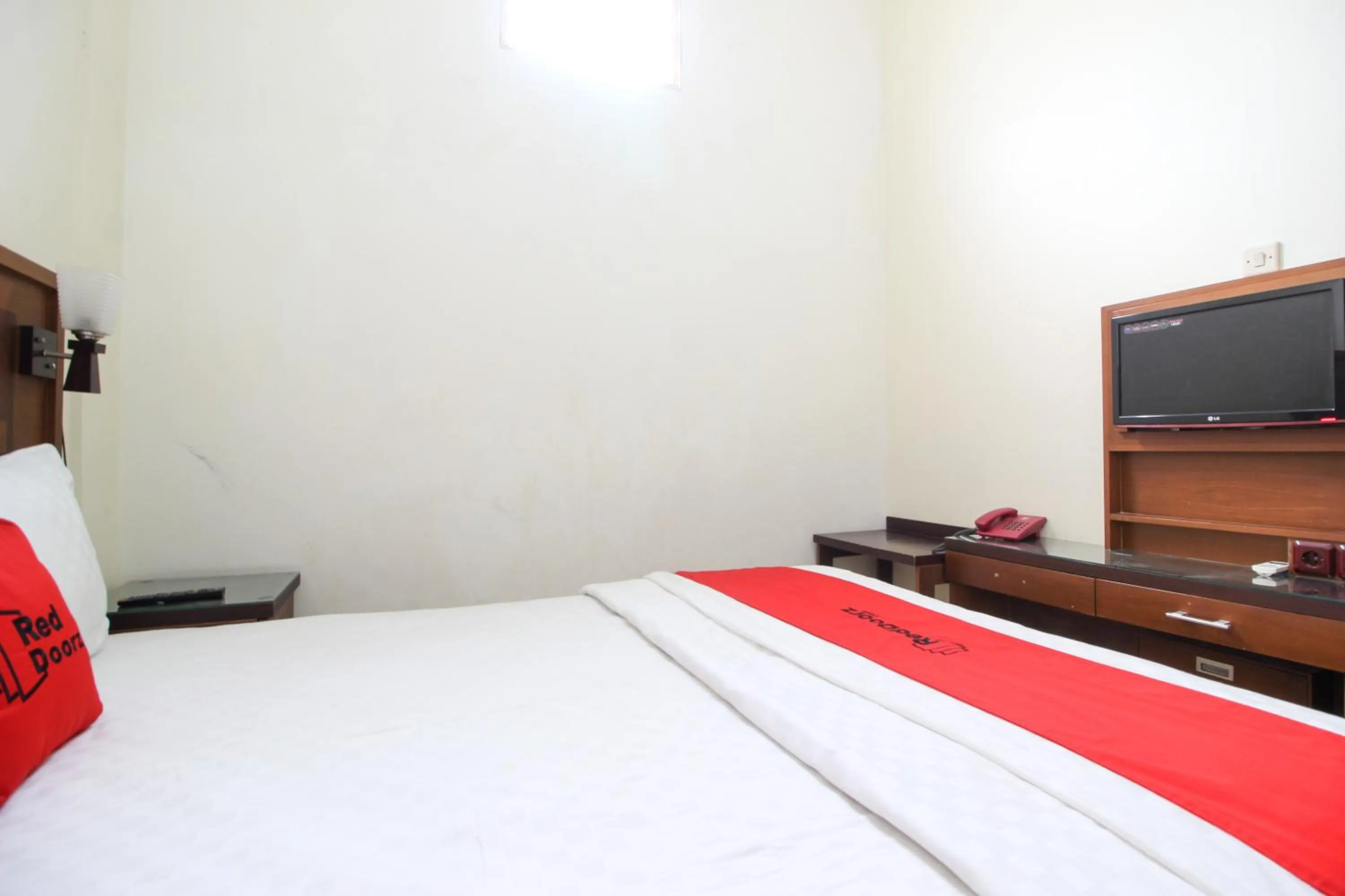 Bedroom, Bed in RedDoorz plus @ Tegal Panggung