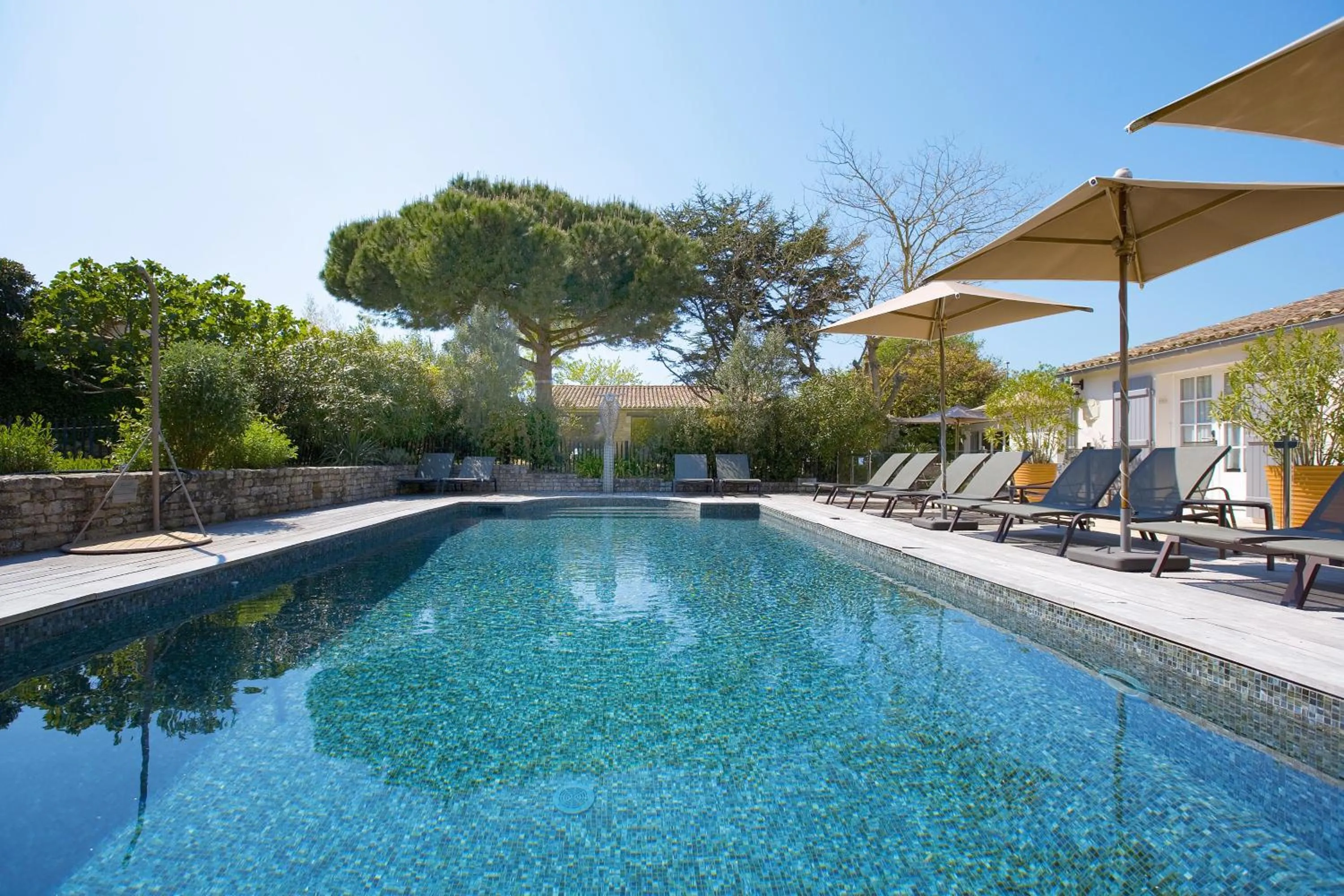 Patio in Le Clos Saint-Martin Hôtel & Spa