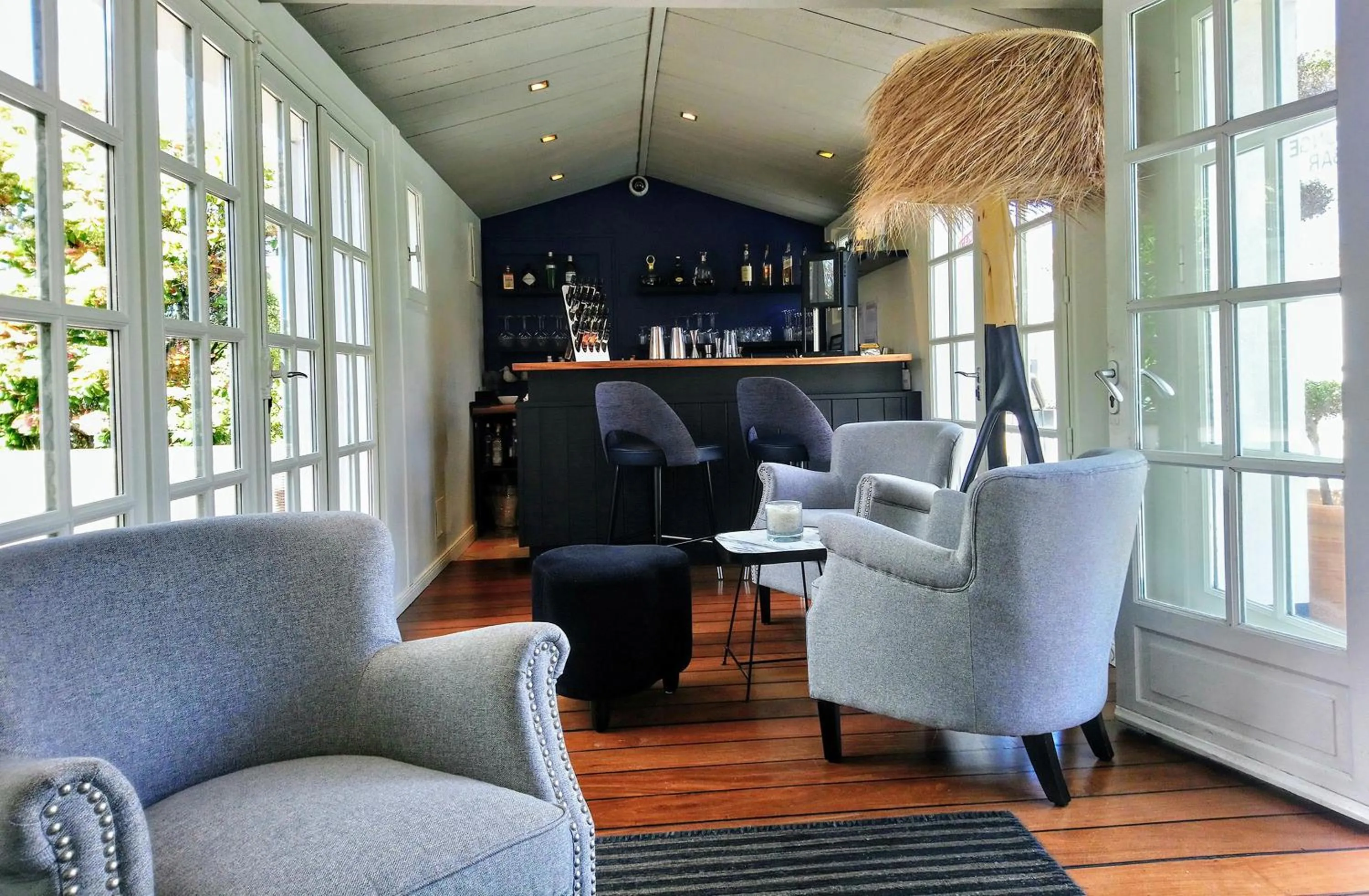 Lounge or bar in Le Clos Saint-Martin Hôtel & Spa