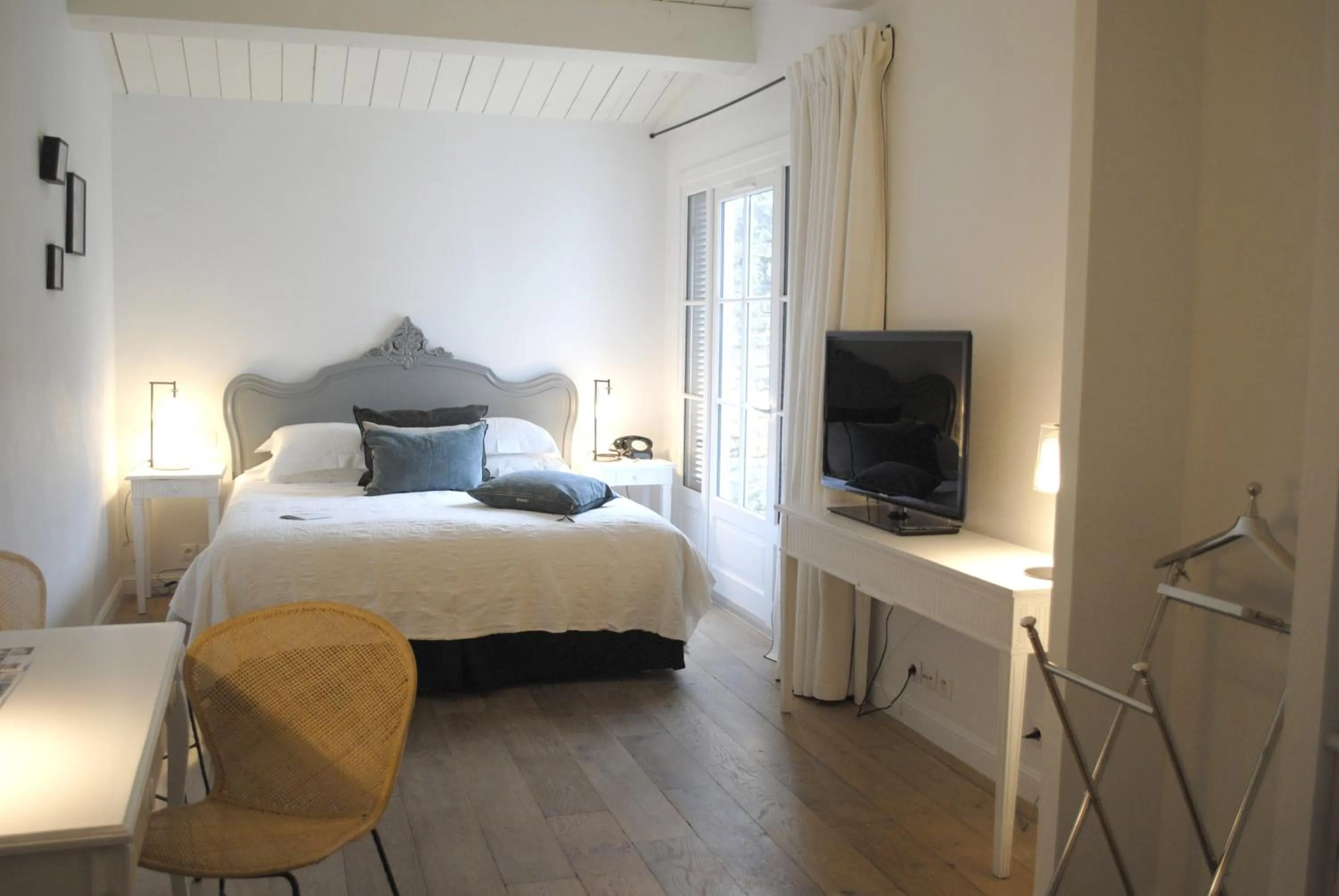 Photo of the whole room in Le Clos Saint-Martin Hôtel & Spa