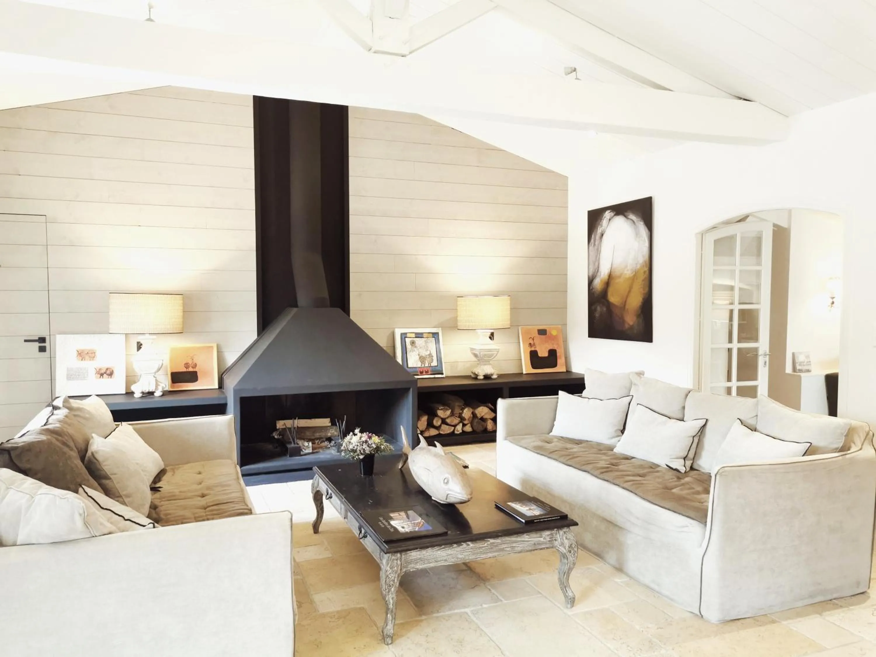 Lobby or reception in Le Clos Saint-Martin Hôtel & Spa