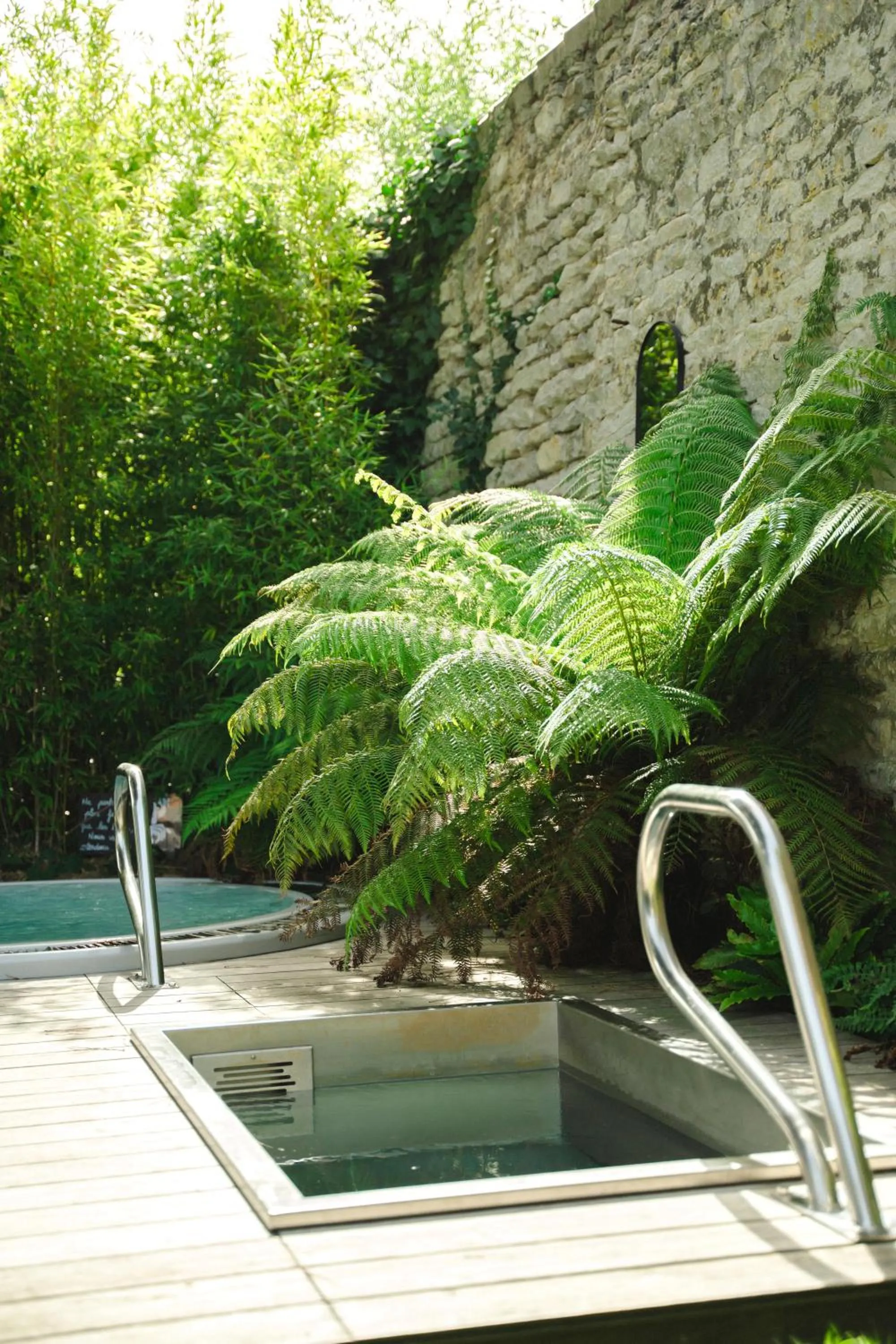 Hot Tub in Le Clos Saint-Martin Hôtel & Spa