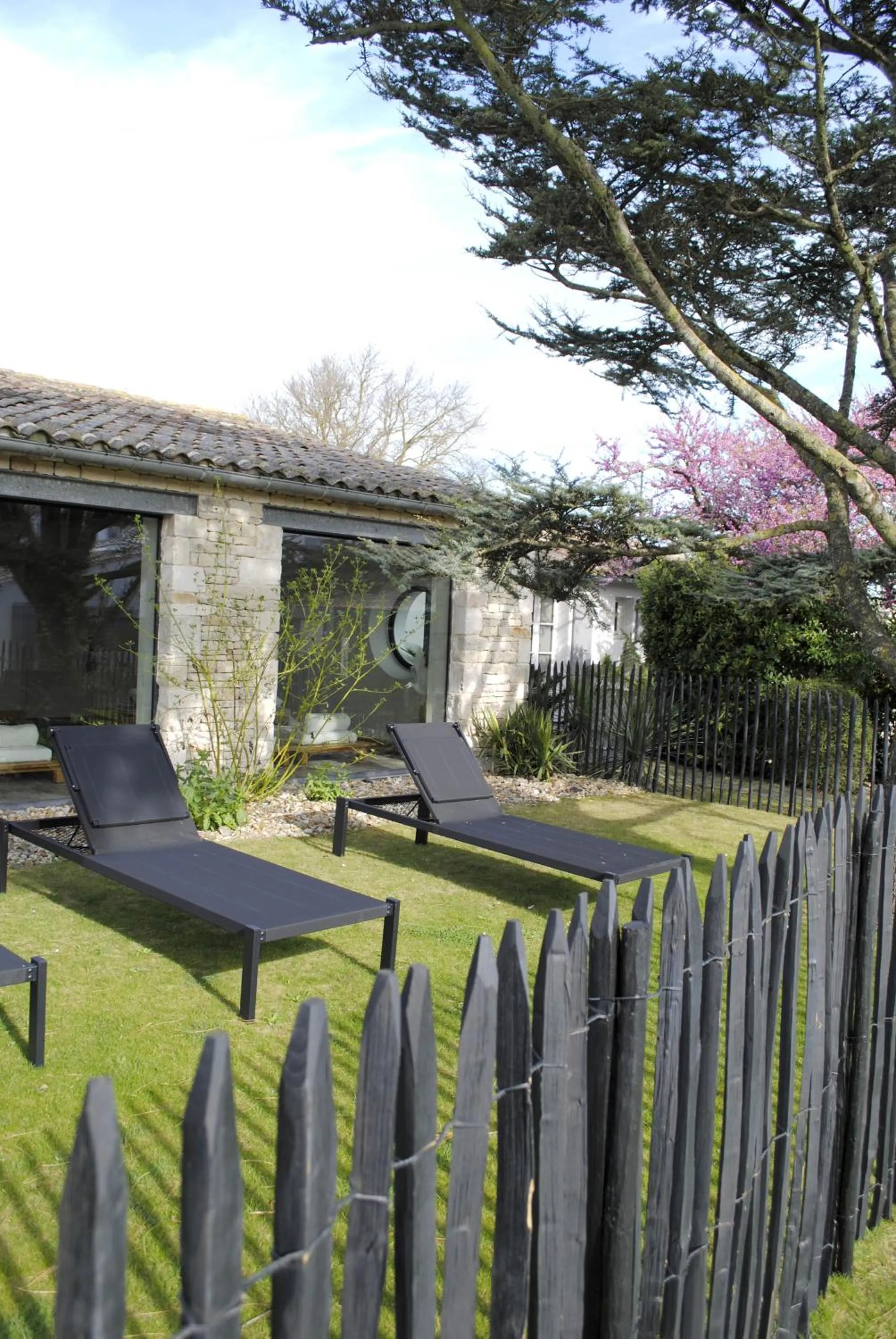 Garden in Le Clos Saint-Martin Hôtel & Spa