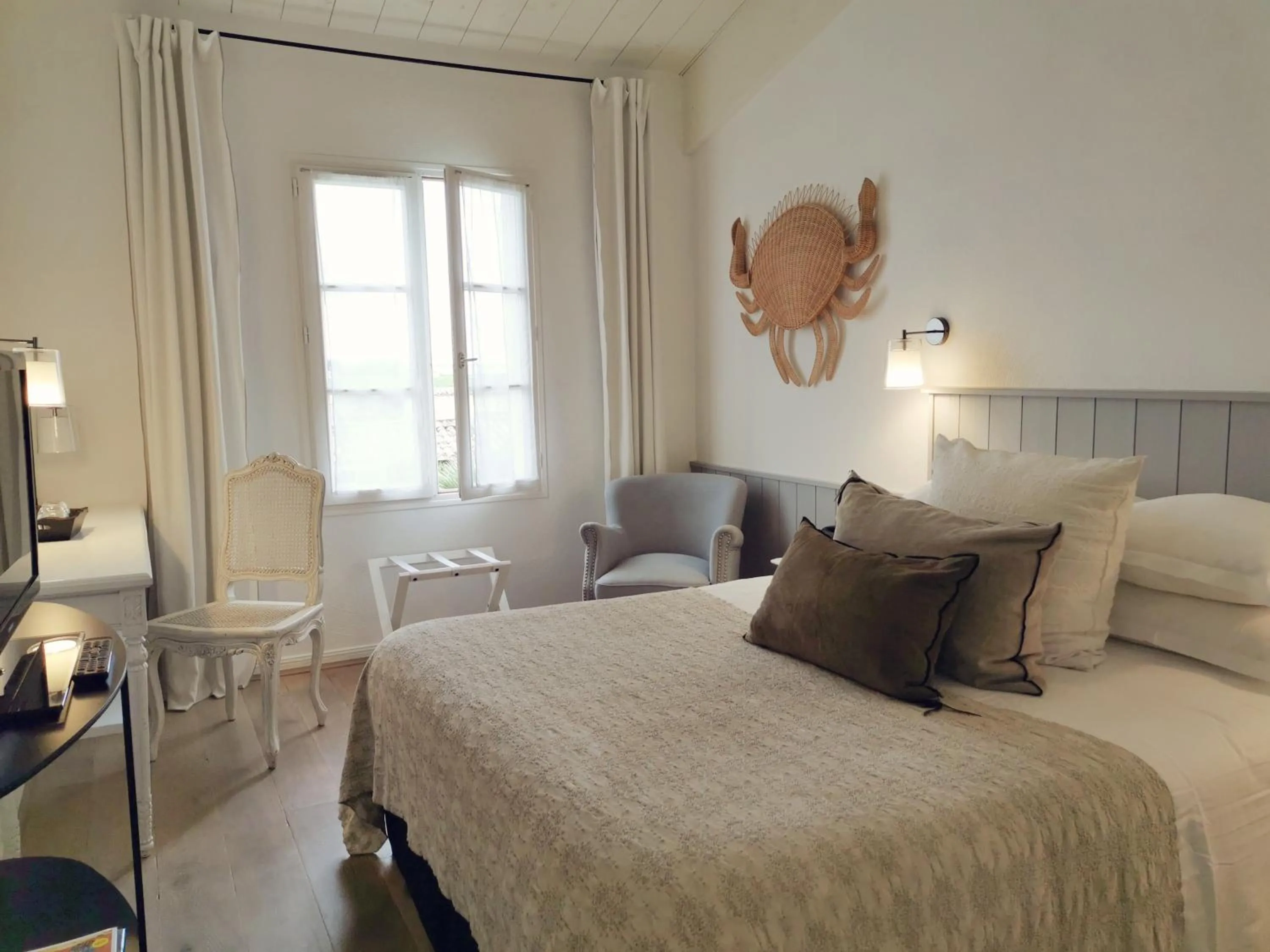 Bed in Le Clos Saint-Martin Hôtel & Spa