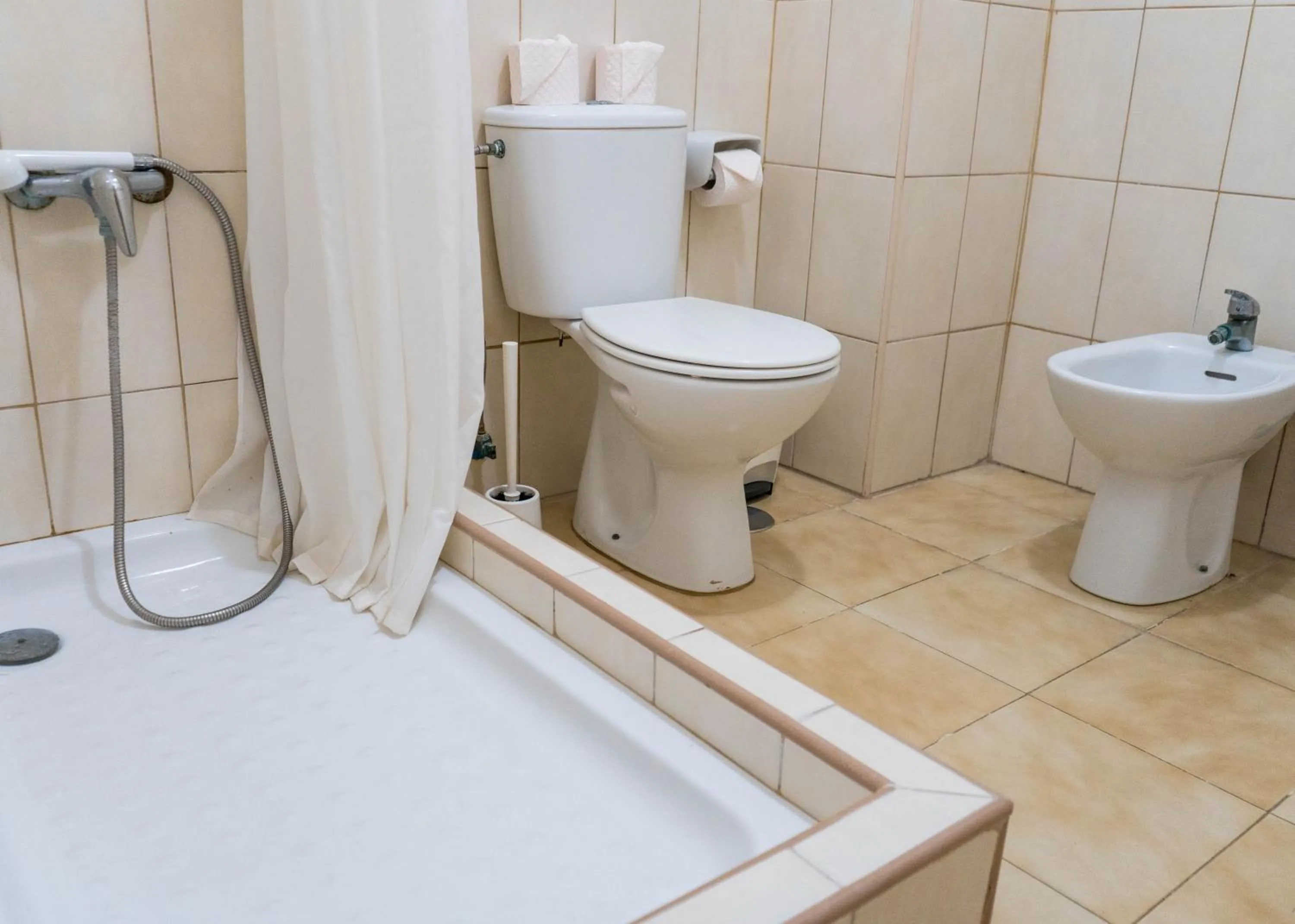 Bathroom in Pensión Alcalá