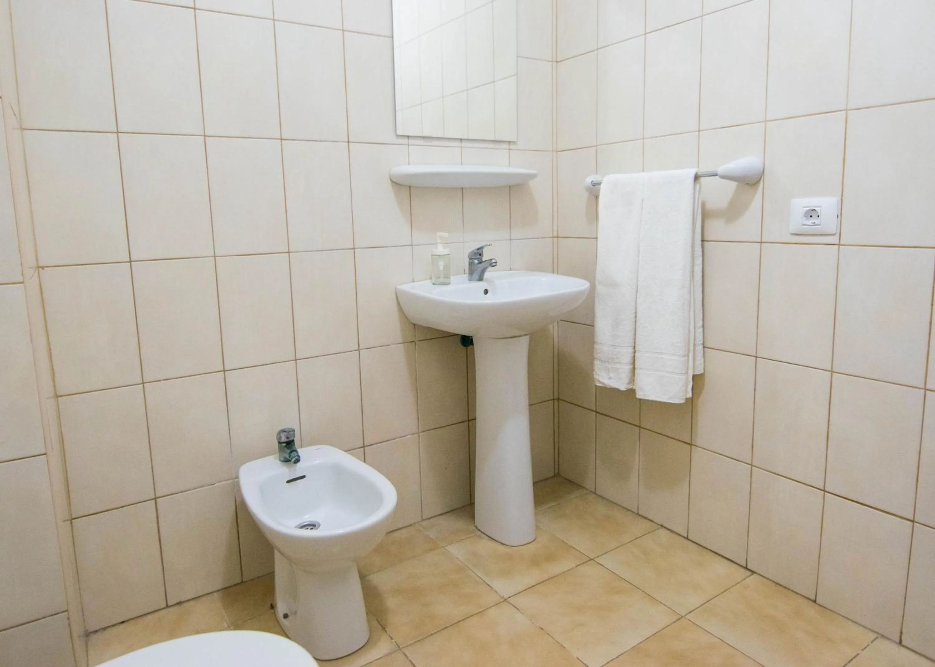 Toilet in Pensión Alcalá