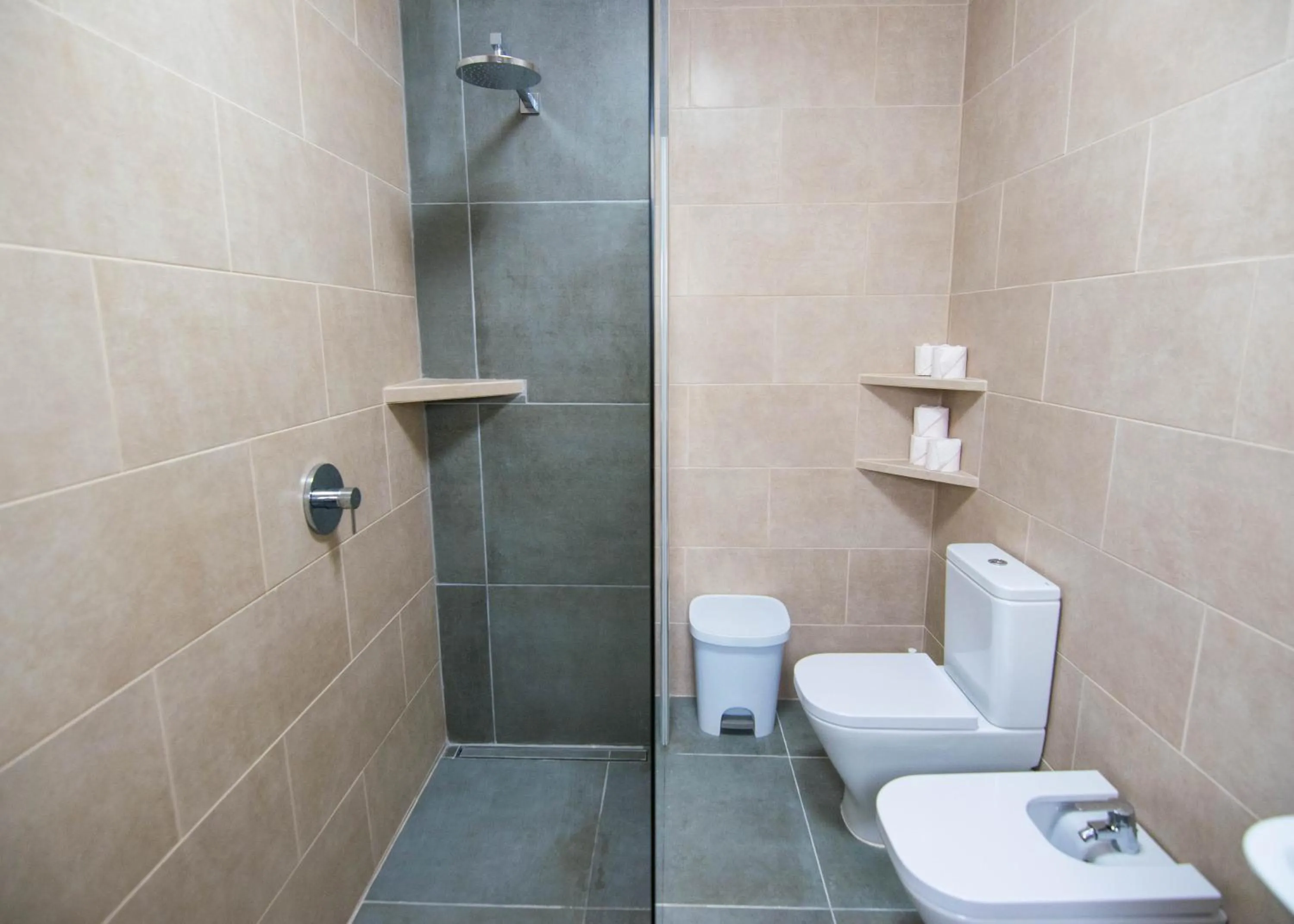 Public Bath in Pensión Alcalá