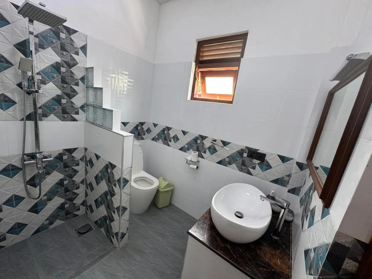Shower in White Elephant Villa & Restaurant