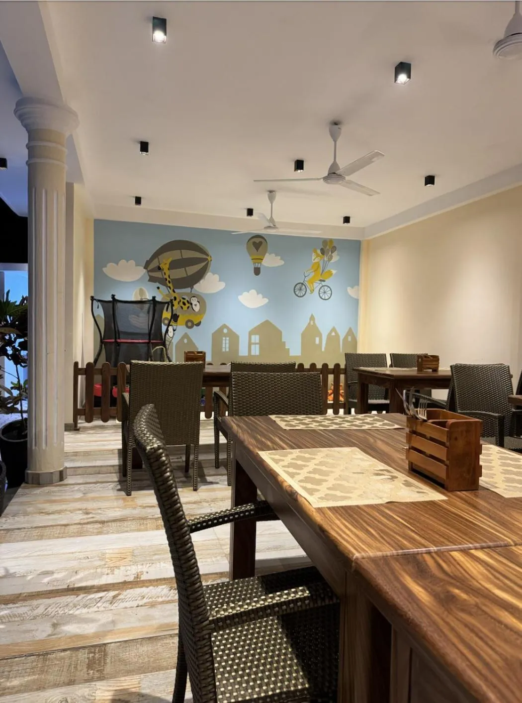 Restaurant/places to eat in White Elephant Villa & Restaurant