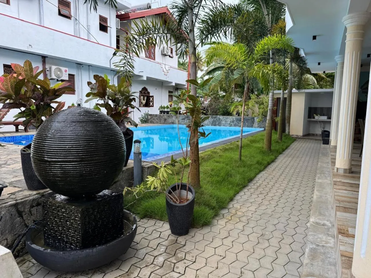 Restaurant/places to eat in White Elephant Villa & Restaurant