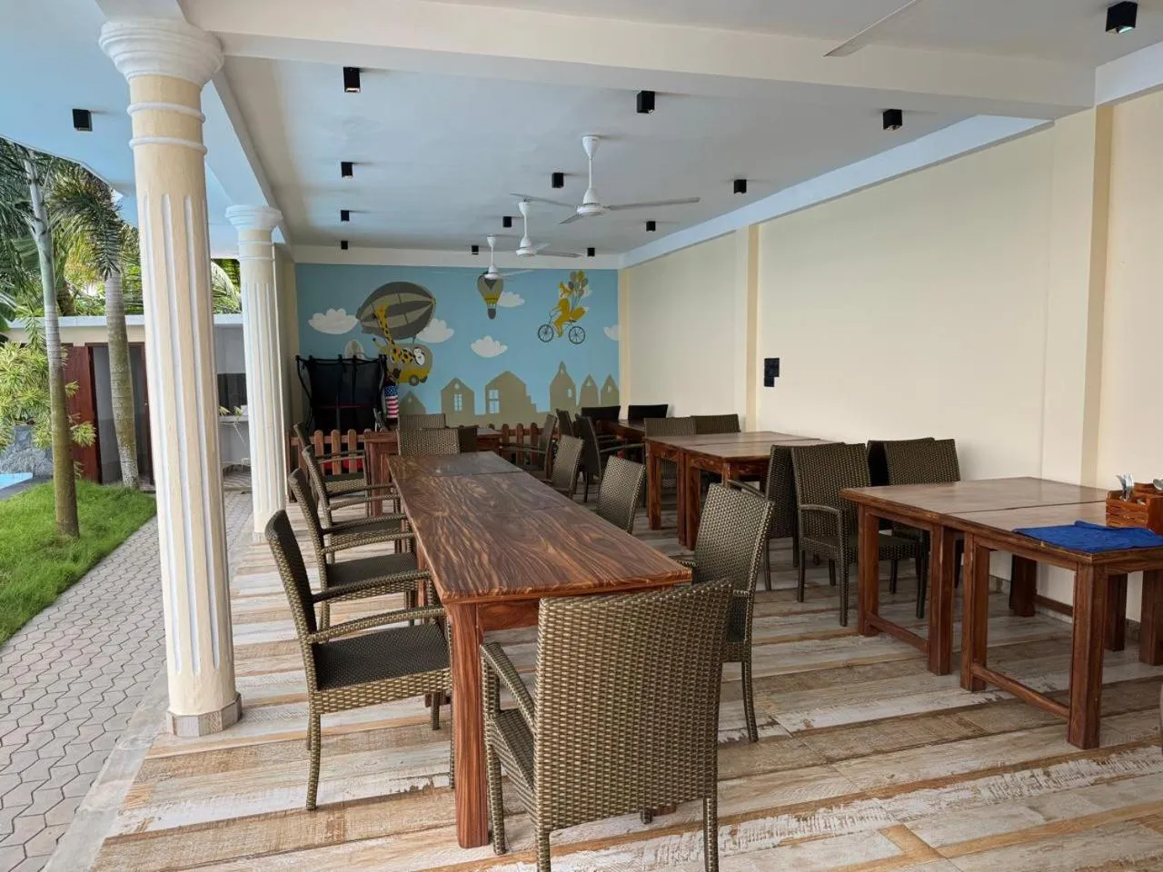 Restaurant/places to eat in White Elephant Villa & Restaurant