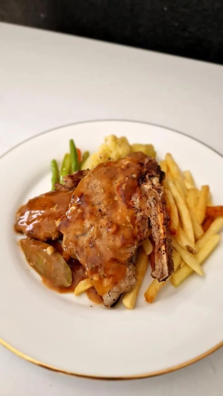 Restaurant/places to eat in White Elephant Villa & Restaurant