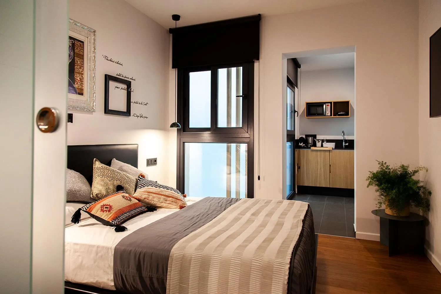 Kitchen or kitchenette, Bed in Welldone Cathedral