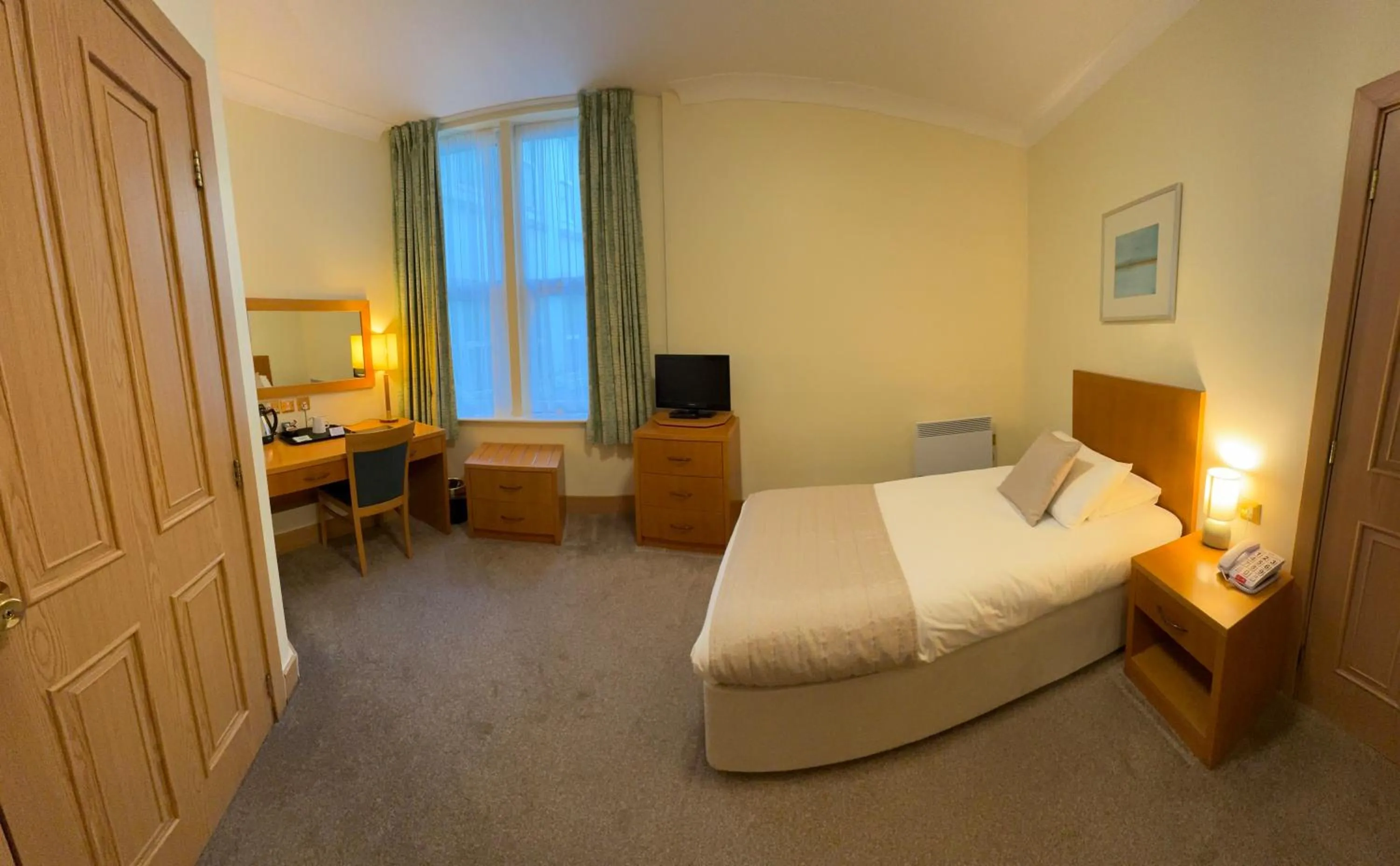 Photo of the whole room, Bed in The Rutland Hotel