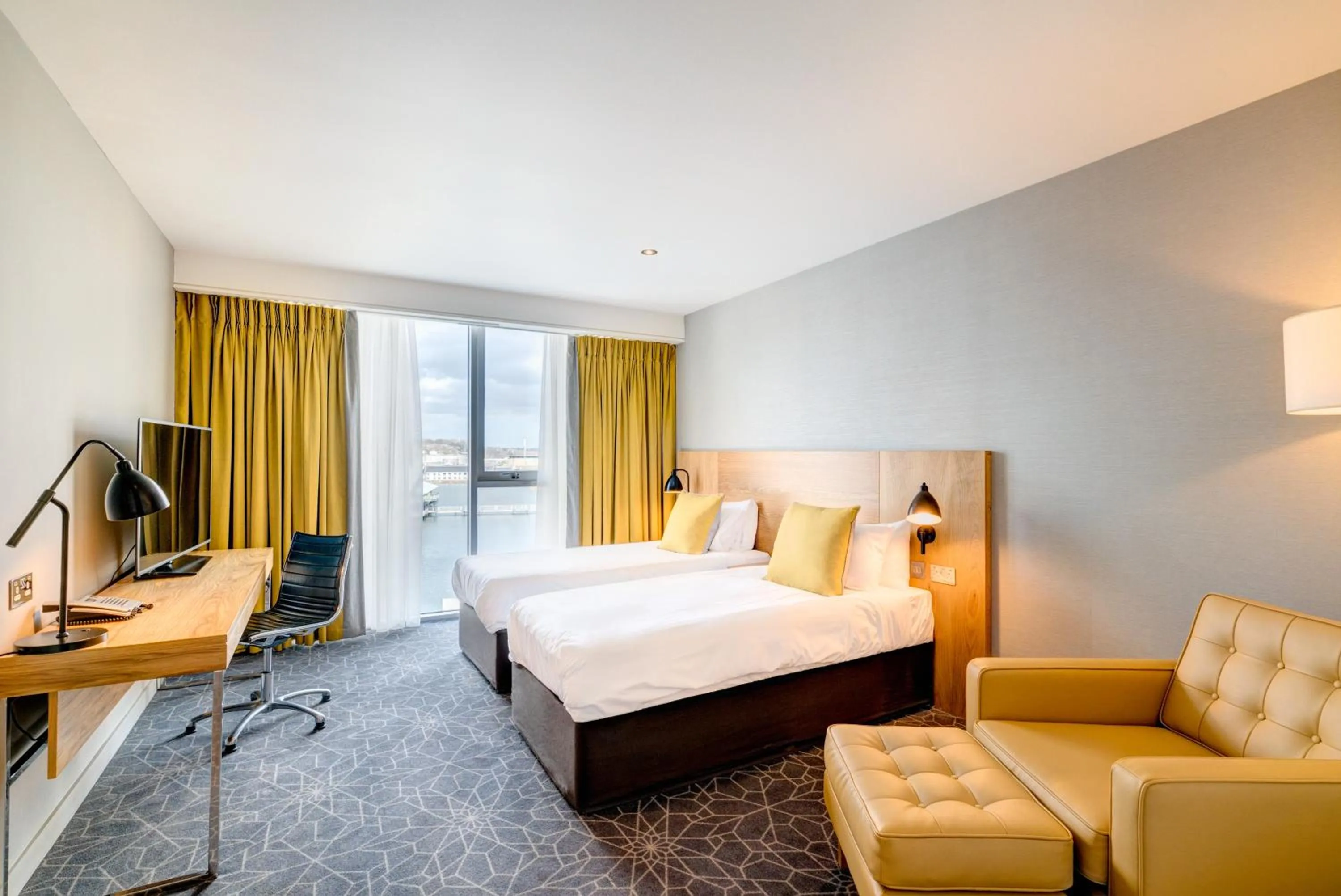 TV and multimedia, Bed in Apex City Quay Hotel & Spa