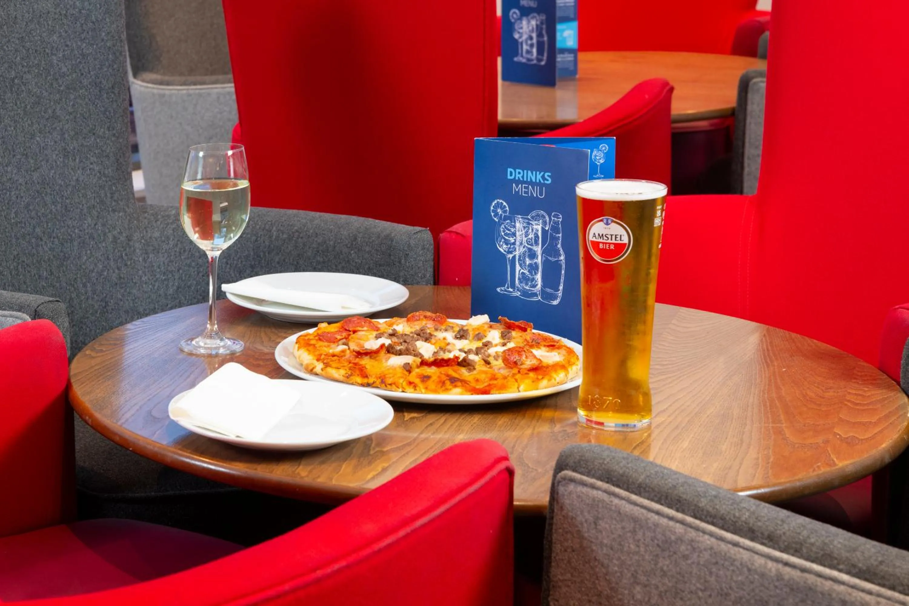 Food and drinks in Holiday Inn Express Stevenage by IHG