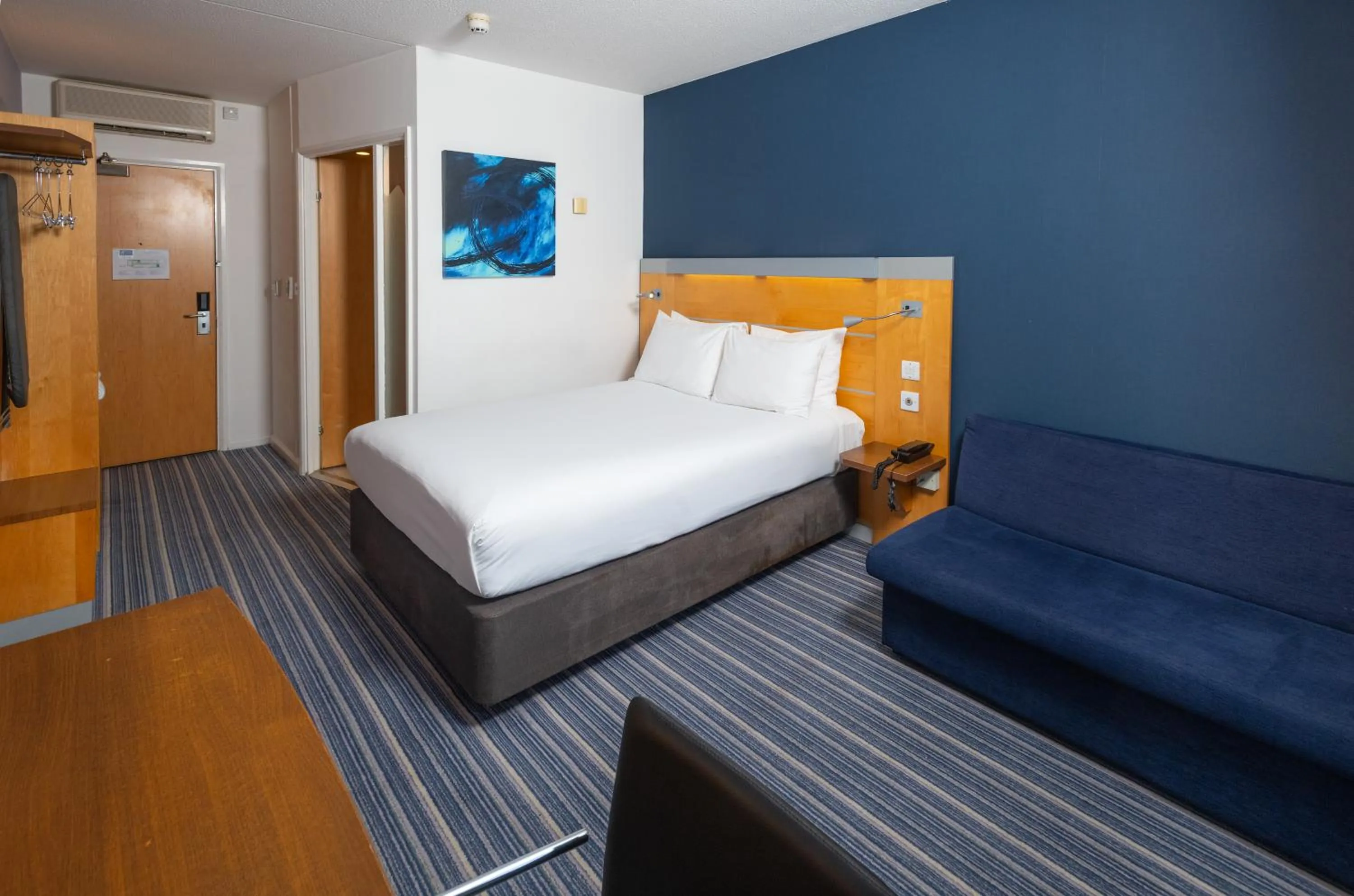 Photo of the whole room, Bed in Holiday Inn Express Stevenage by IHG