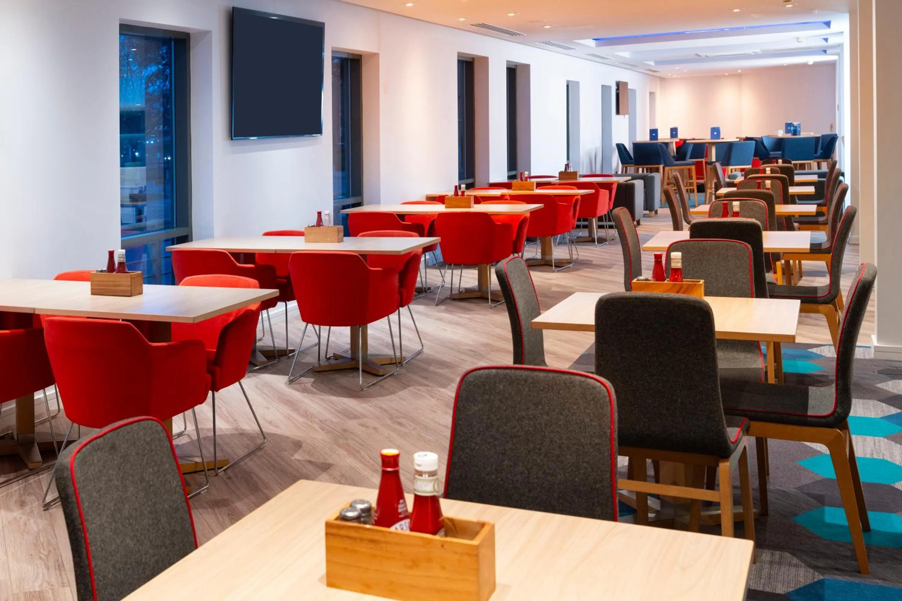 Restaurant/places to eat in Holiday Inn Express Stevenage by IHG