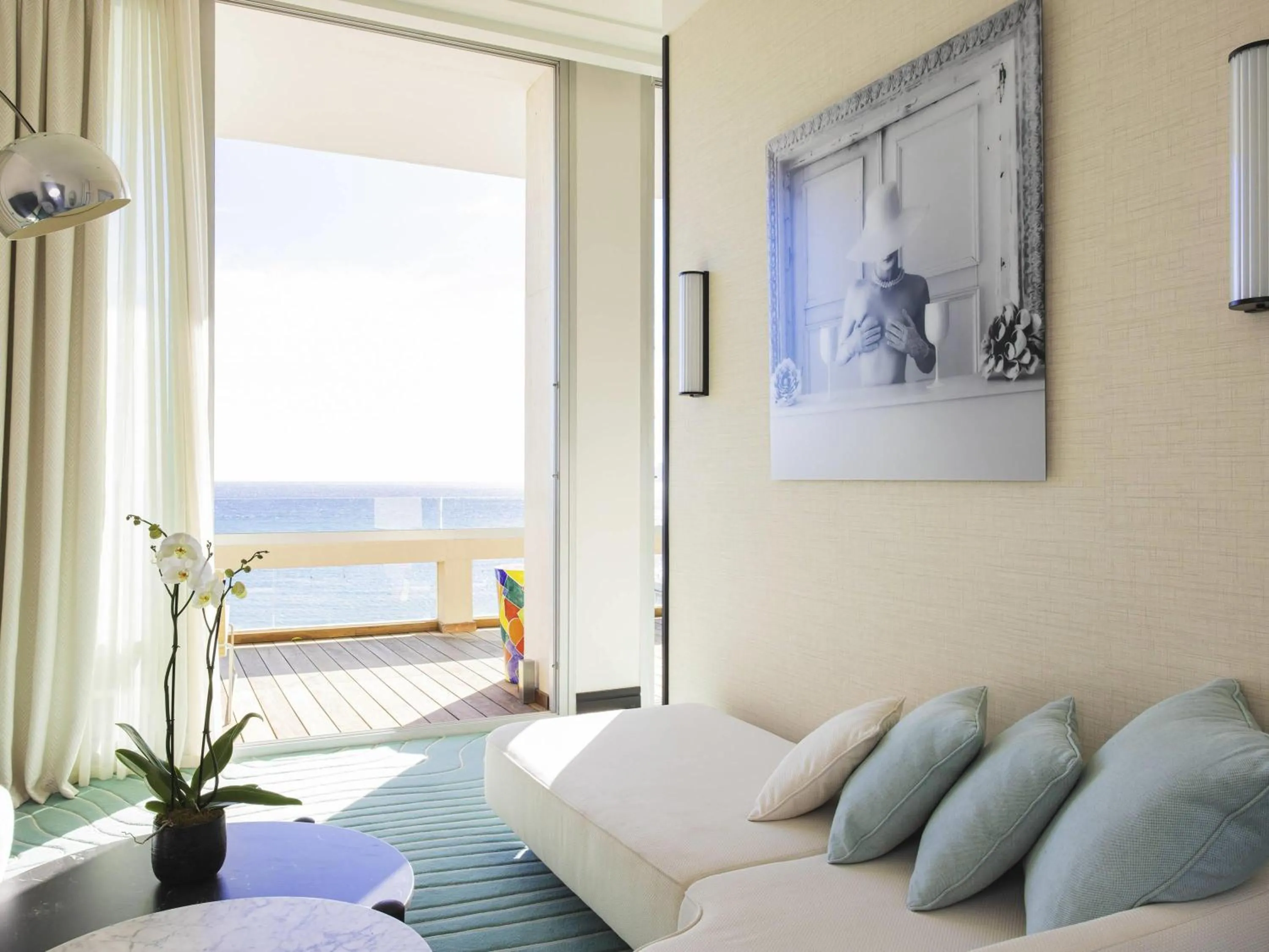 Photo of the whole room in Mondrian Cannes