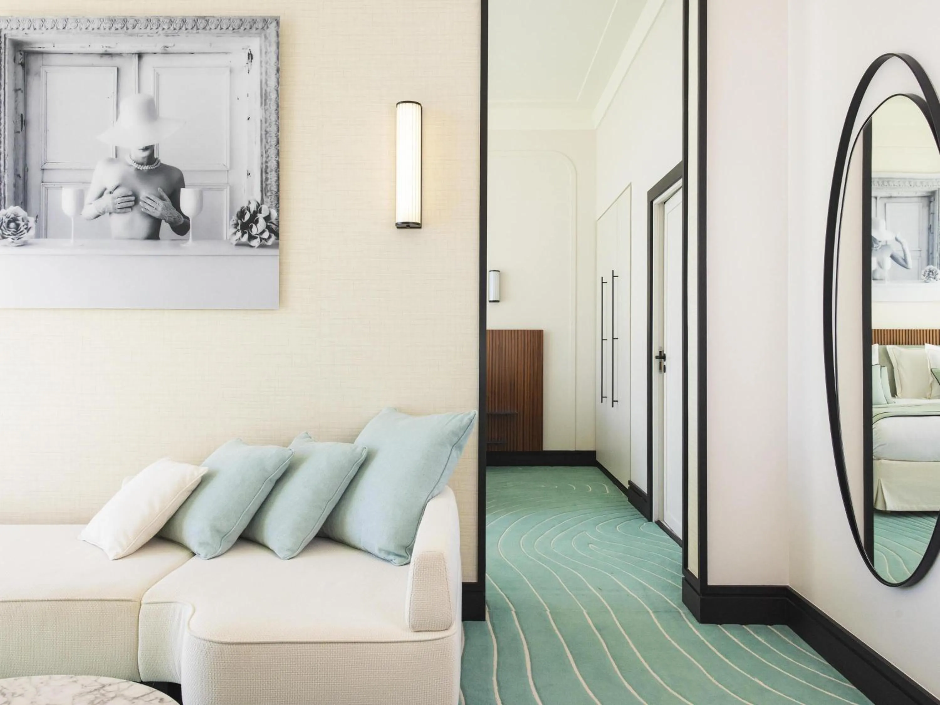 Photo of the whole room, Bed in Mondrian Cannes